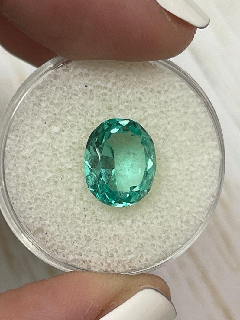 Women's or Men's 3.70 Carat VS Clarity Green Colombian Emerald Oval Cut - May Birthstone Gem For Sale