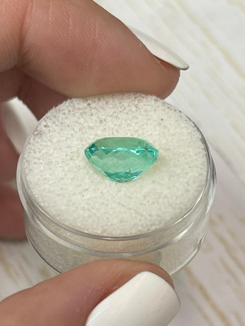 3.70 Carat VS Clarity Green Colombian Emerald Oval Cut - May Birthstone Gem For Sale 1