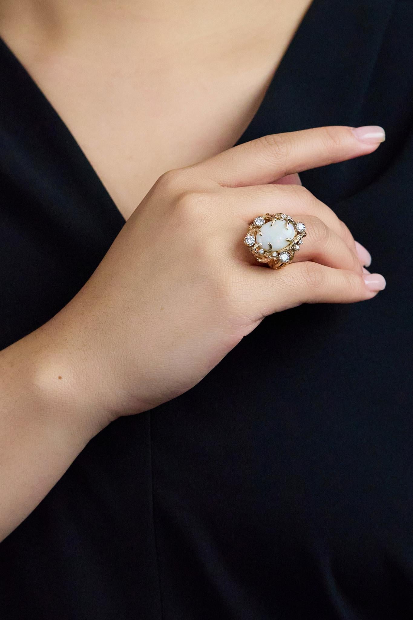 Anillo de cóctel de oro amarillo con ópalo blanco etíope y diamantes en cabujón de 3,70 quilates Cabujón en venta