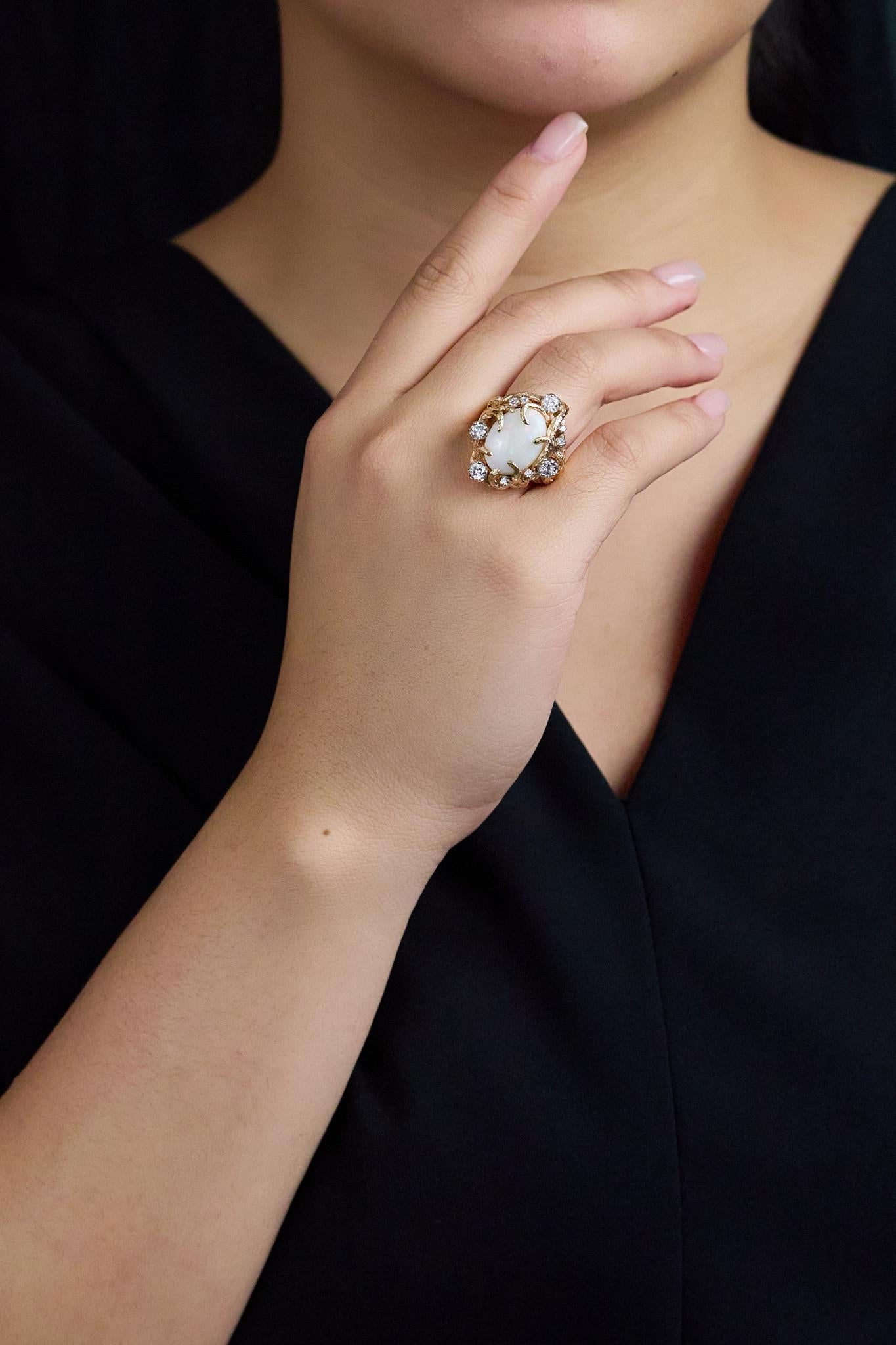 Anillo de cóctel de oro amarillo con ópalo blanco etíope y diamantes en cabujón de 3,70 quilates en Bueno estado para la venta en New York, NY
