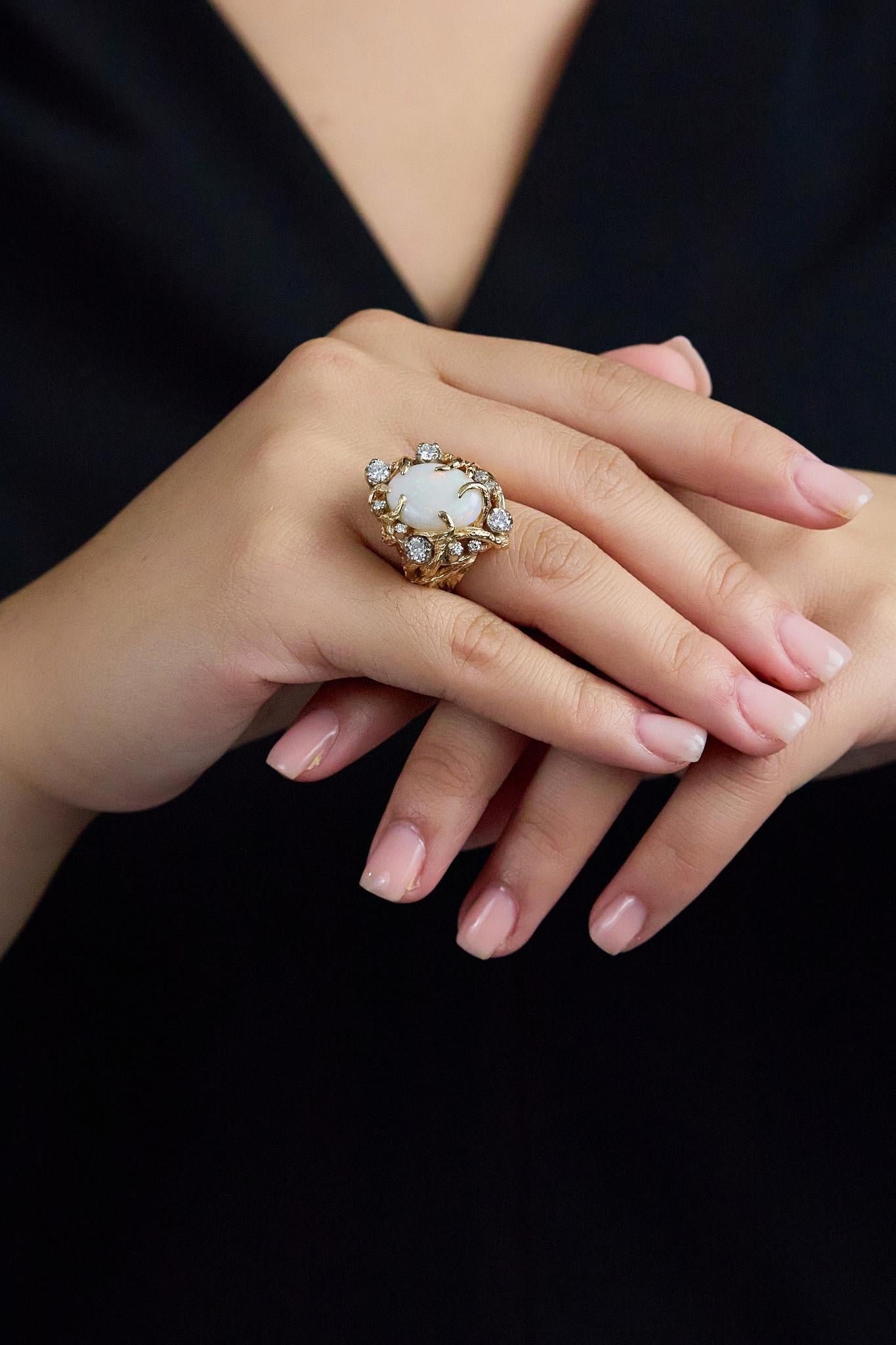 De las mujeres Anillo de cóctel de oro amarillo con ópalo blanco etíope y diamantes en cabujón de 3,70 quilates en venta