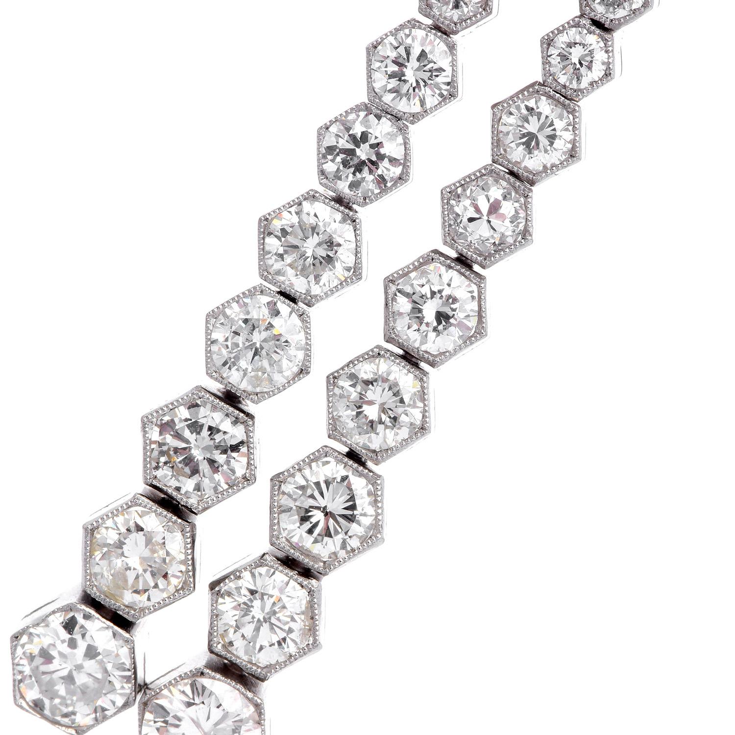 Verkleiden Sie sich mit diesen exquisiten sechseckigen Ohrringen in Form von baumelnden Gliedern!

Diese funkelnden Diamant-Ohrringe wurden aus luxuriösem Platin gefertigt.

22 Diamanten im Rundschliff sind hübsch in sechseckige

Geformte Lünetten