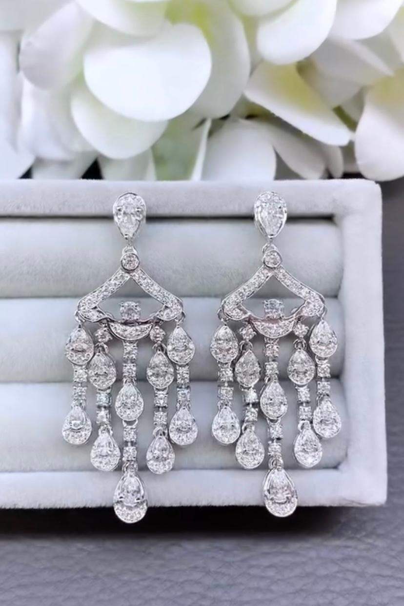Un esclusivo paio di orecchini dal design elegante e raffinato. 
Ogni donna merita di adornarsi con una collezione di squisiti gioielli con diamanti.
La particolare lavorazione artigianale e l'abbagliante scintillio dei diamanti li rendono un