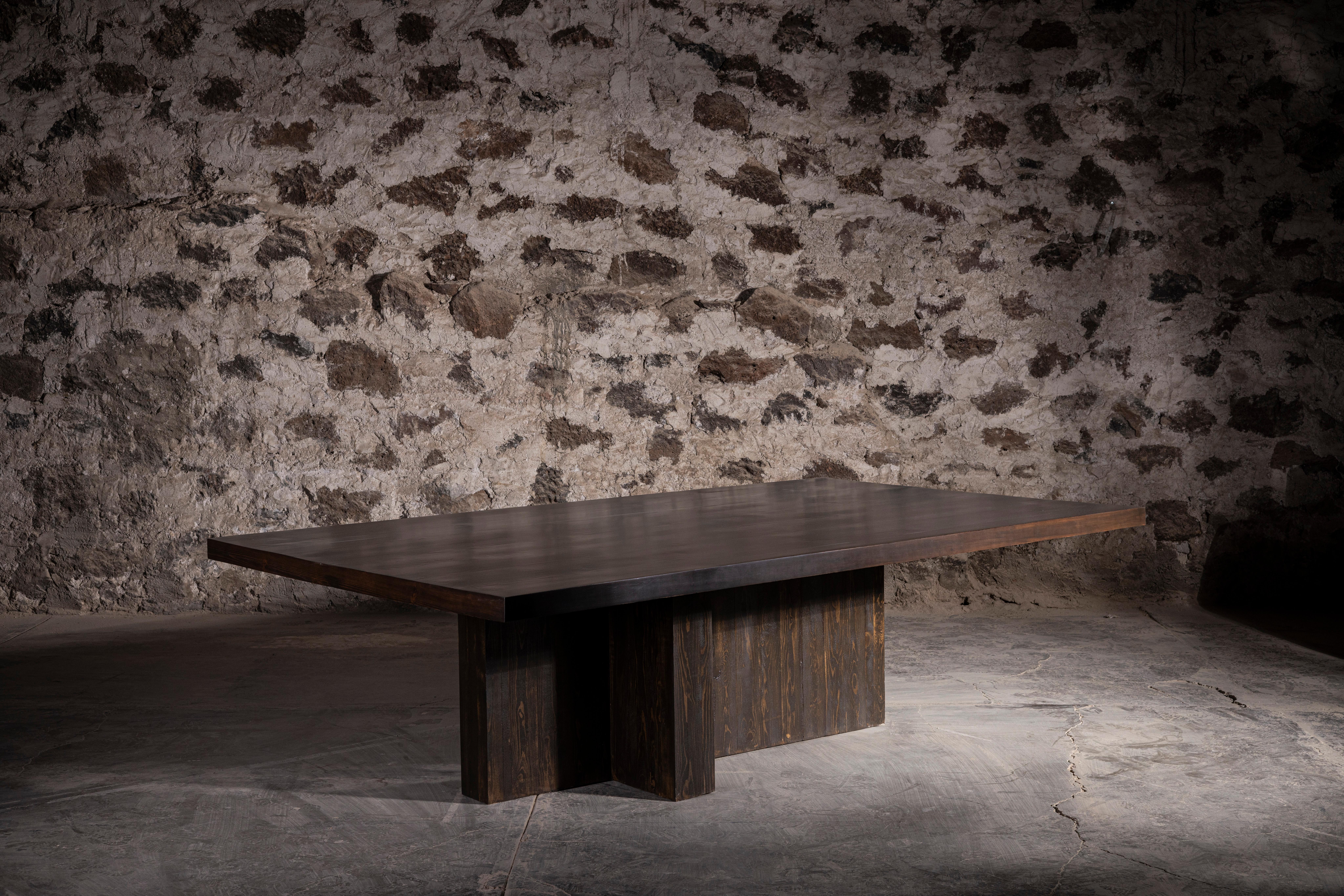 3702 Table de salle à manger en chêne et pin massif par No Age Studio
Dimensions : D 106,7 x L 215,9 x H 76,2 cm. 
MATERIAL : Chêne et pin.

No AGE Studio - Meubles artisanaux

Chaque pièce que nous créons est fabriquée sur commande, avec soin et