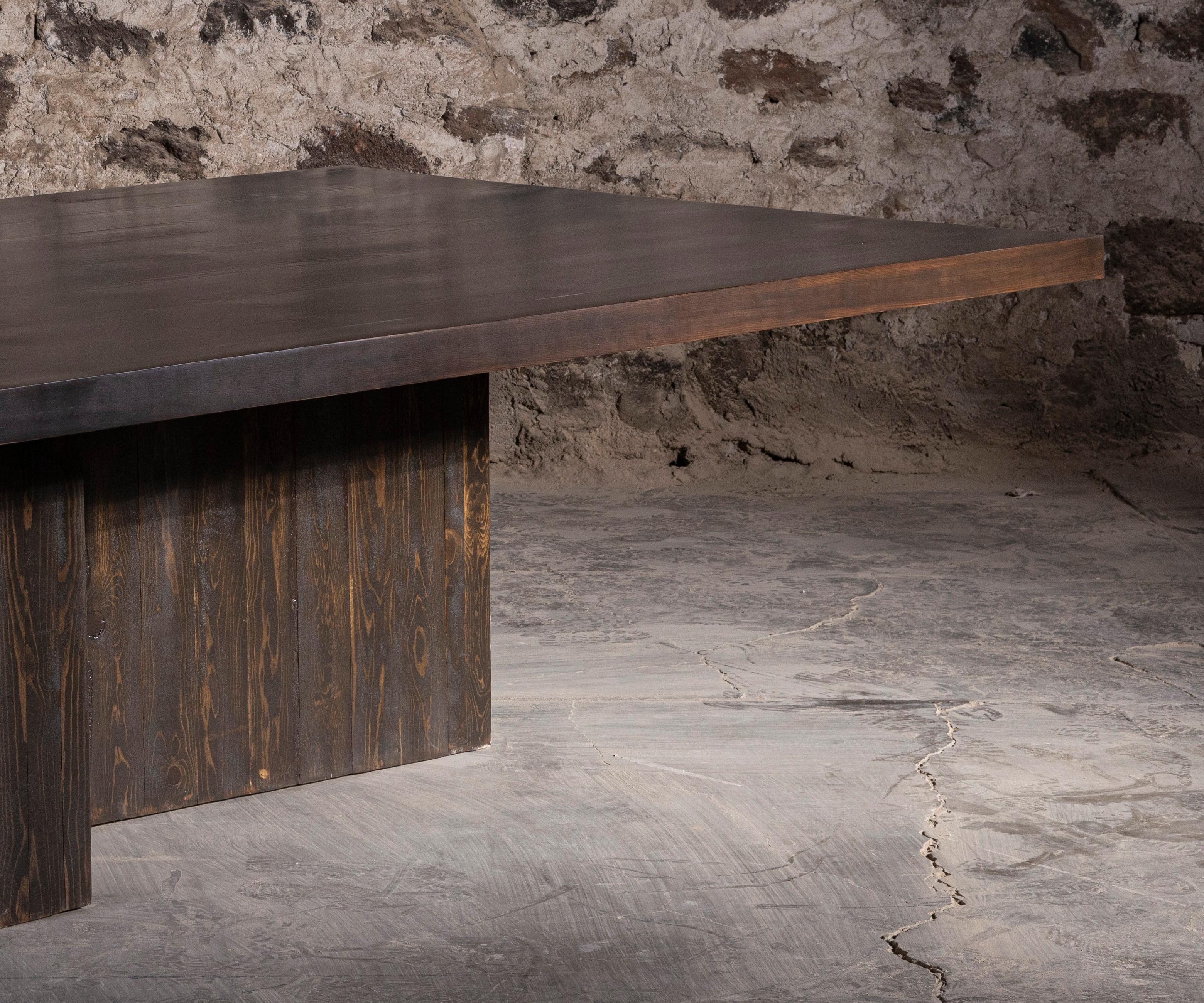 Moderne 3702 Table de salle à manger en chêne et pin massif par No Age Studio en vente