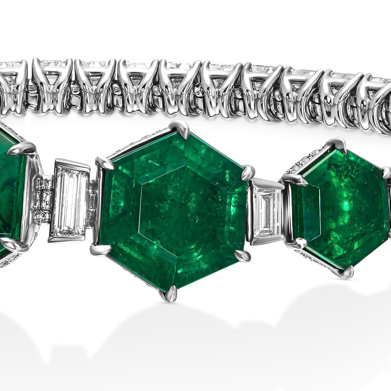 Questo squisito bracciale artigianale da 37,08 carati rappresenta una miscela armoniosa di oro bianco 18 carati e delle più belle gemme della natura. Cinque splendidi smeraldi naturali a forma di ottagono, per un totale di ben 21,05 carati,