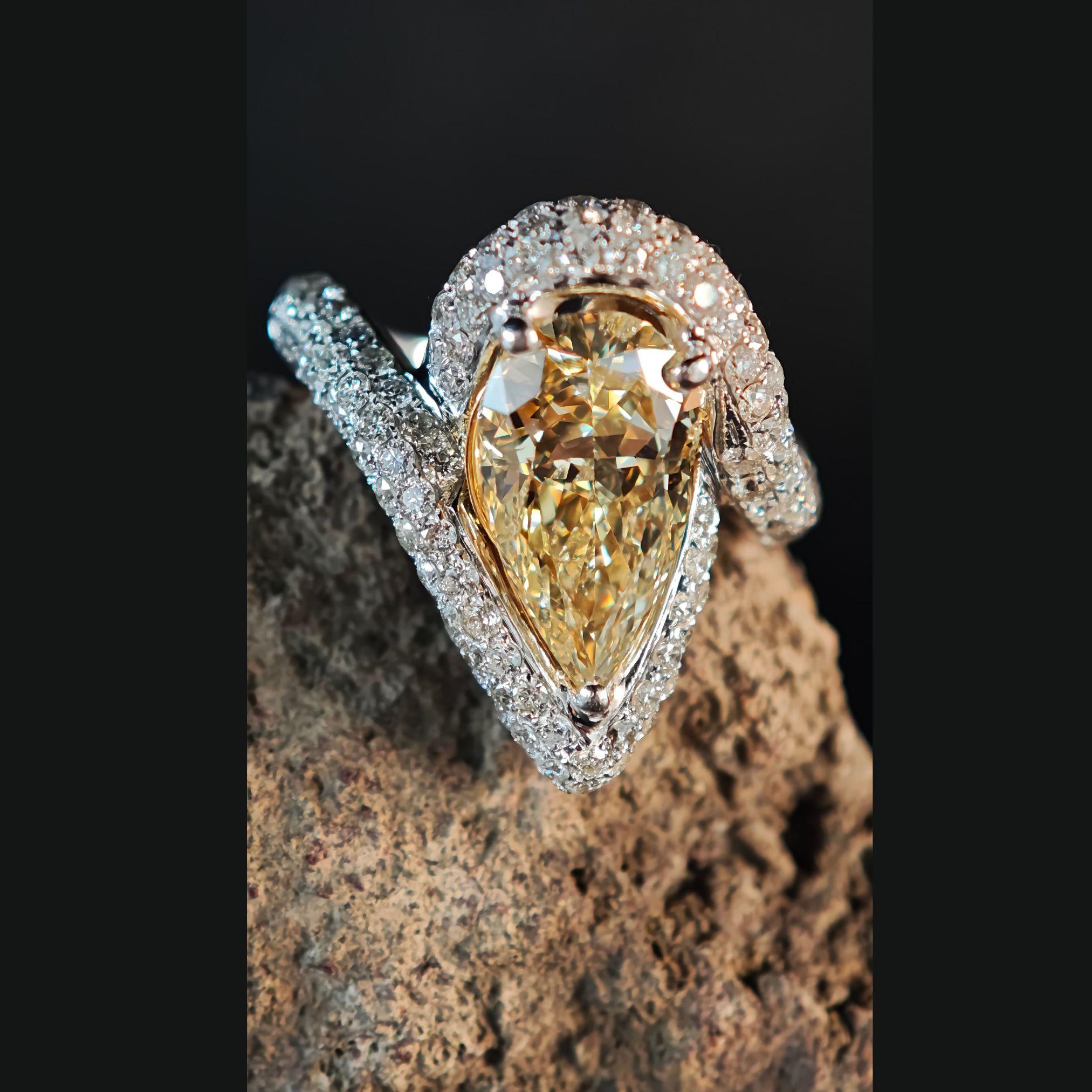 Anillo de diamantes naturales de color fantasía GIA en forma de pera de 3,70 ct y diamantes blancos de 2,80 ct en venta 5