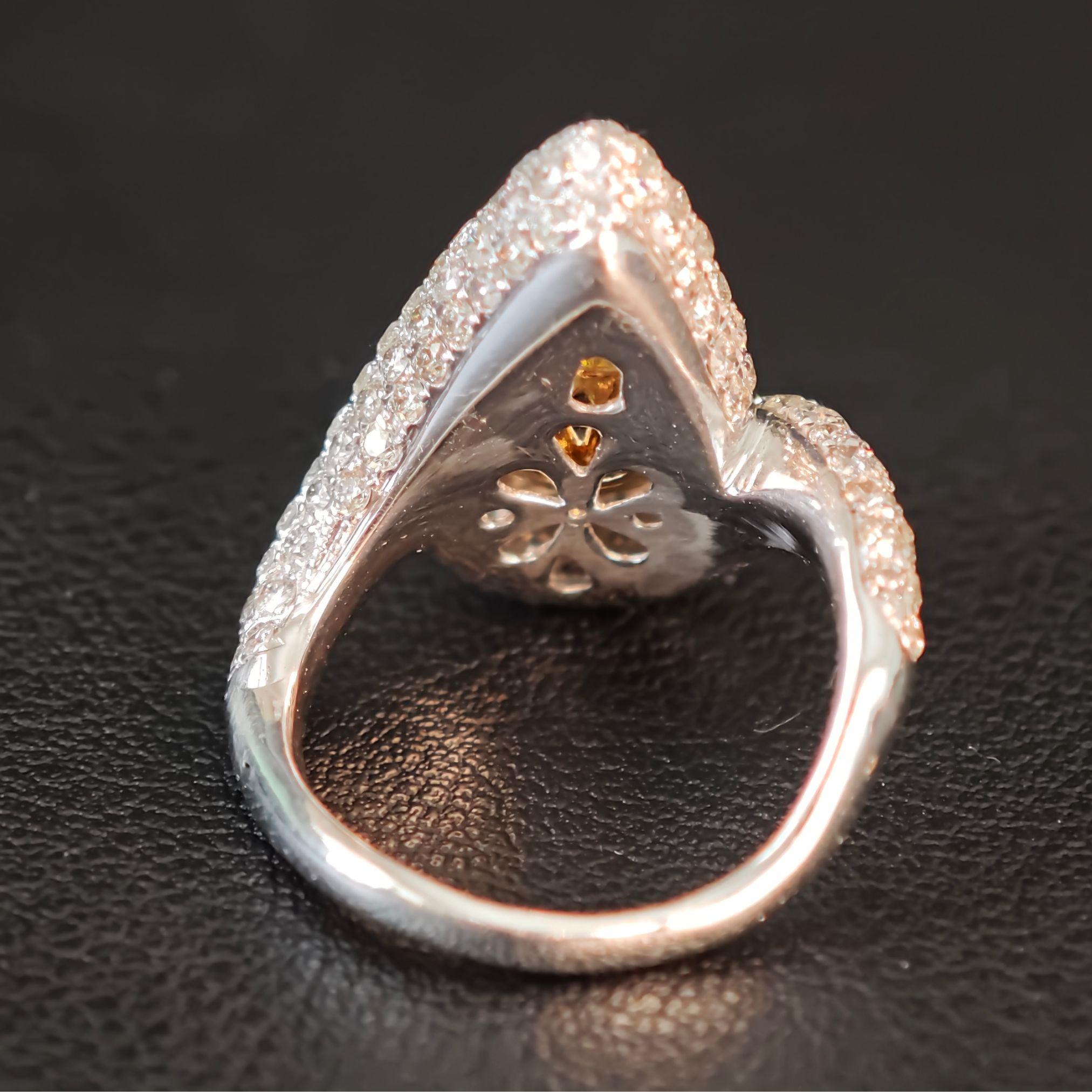 Anillo de diamantes naturales de color fantasía GIA en forma de pera de 3,70 ct y diamantes blancos de 2,80 ct Corte pera en venta