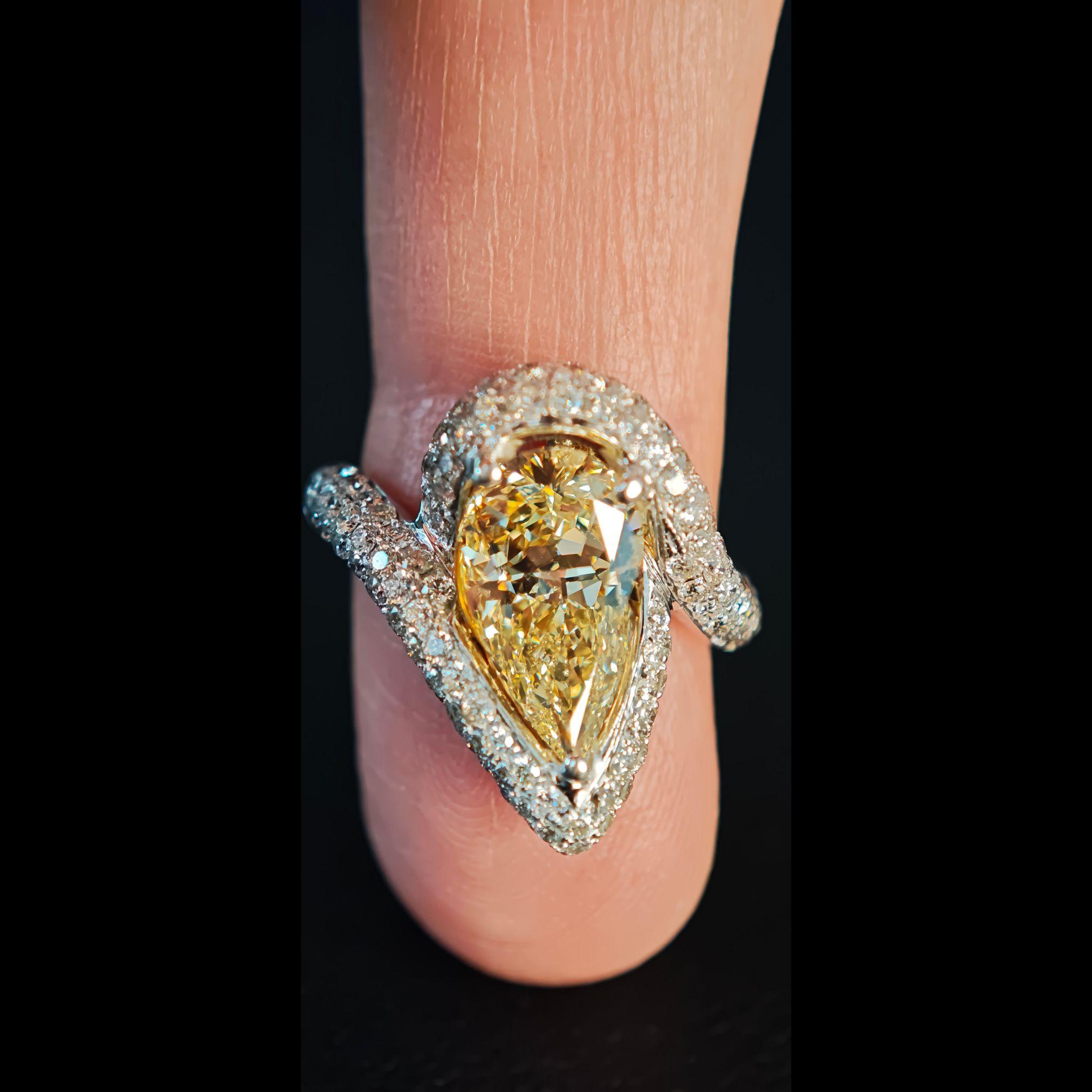 Anillo de diamantes naturales de color fantasía GIA en forma de pera de 3,70 ct y diamantes blancos de 2,80 ct en Nuevo estado para la venta en Ramat Gan, IL