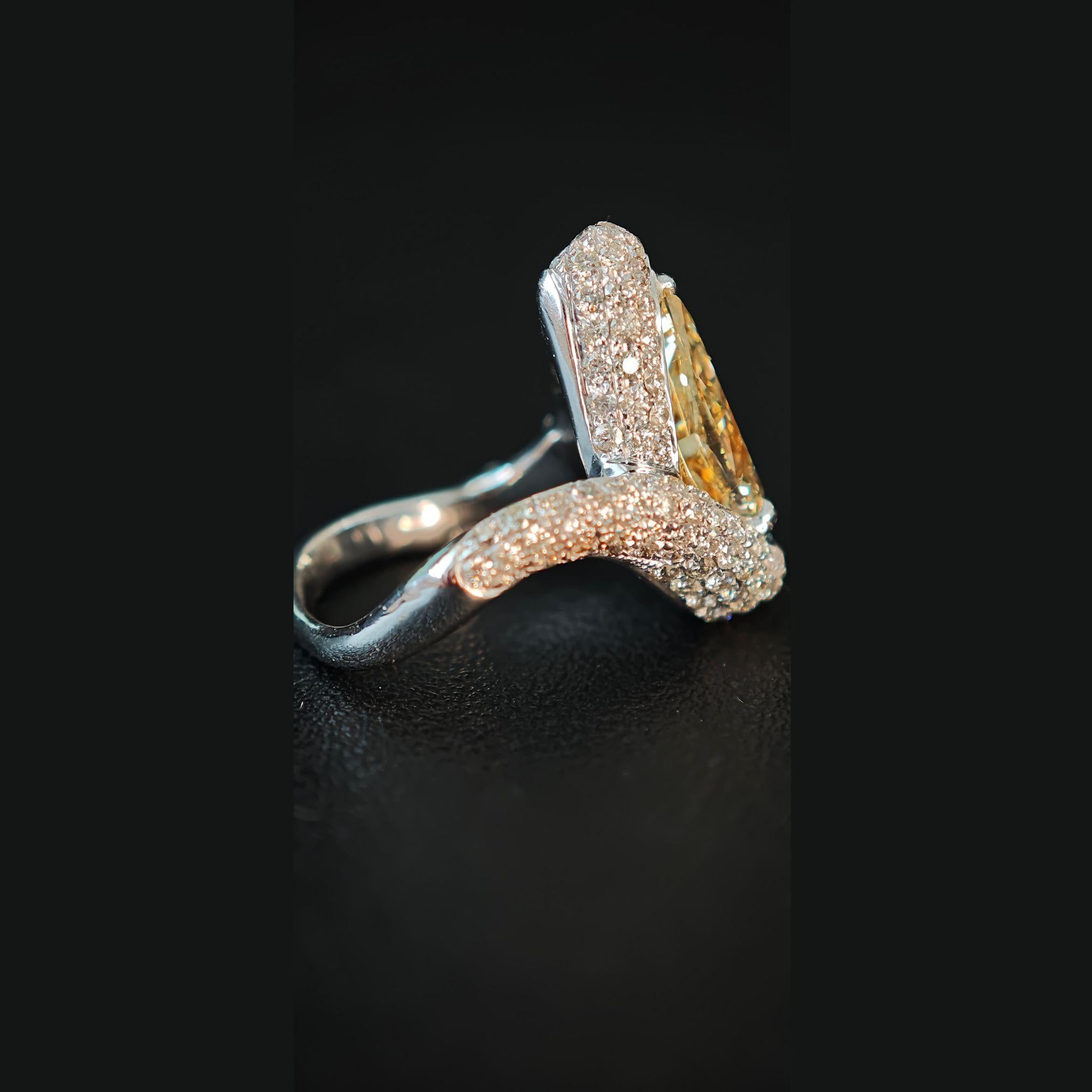 De las mujeres Anillo de diamantes naturales de color fantasía GIA en forma de pera de 3,70 ct y diamantes blancos de 2,80 ct en venta