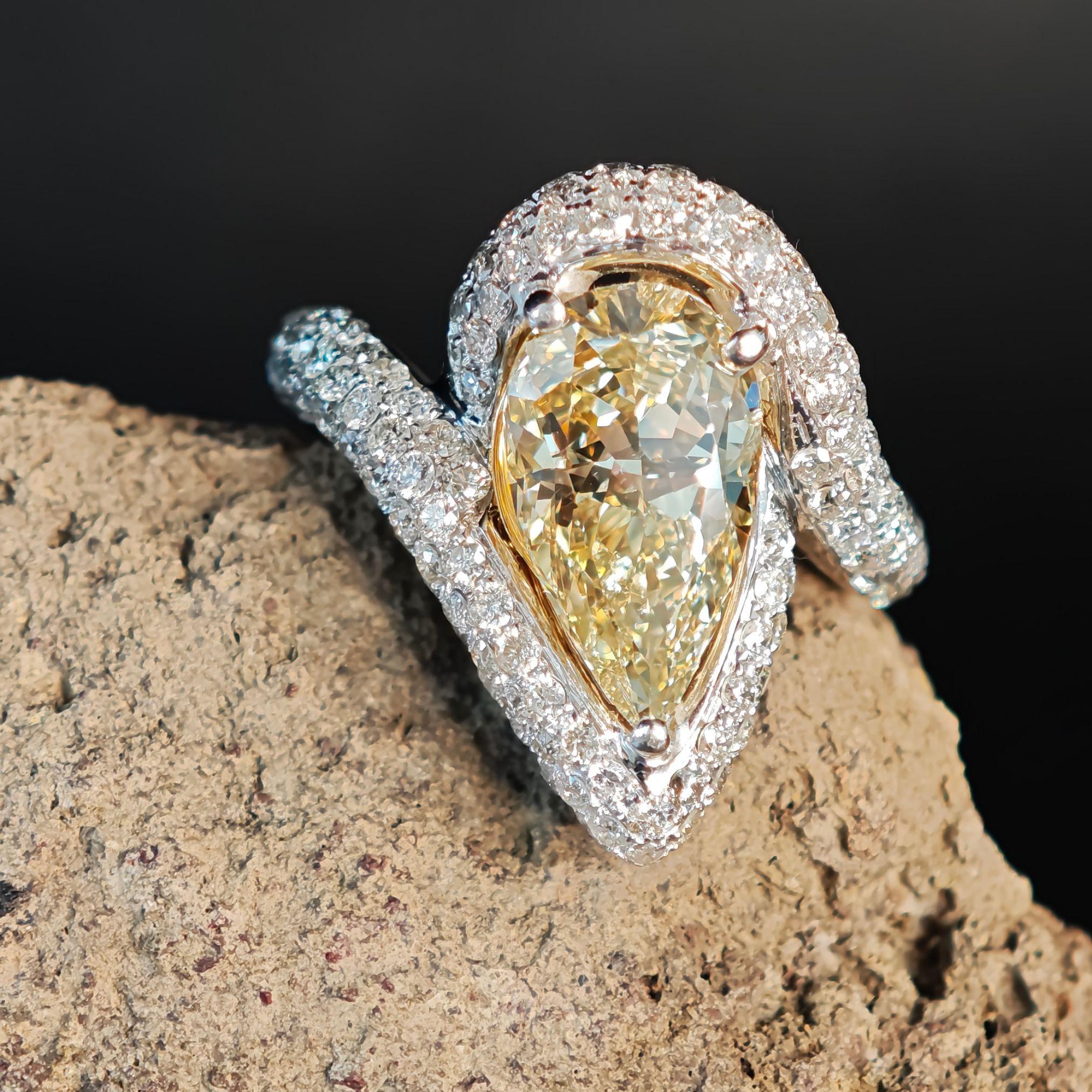 Anillo de diamantes naturales de color fantasía GIA en forma de pera de 3,70 ct y diamantes blancos de 2,80 ct en venta 2