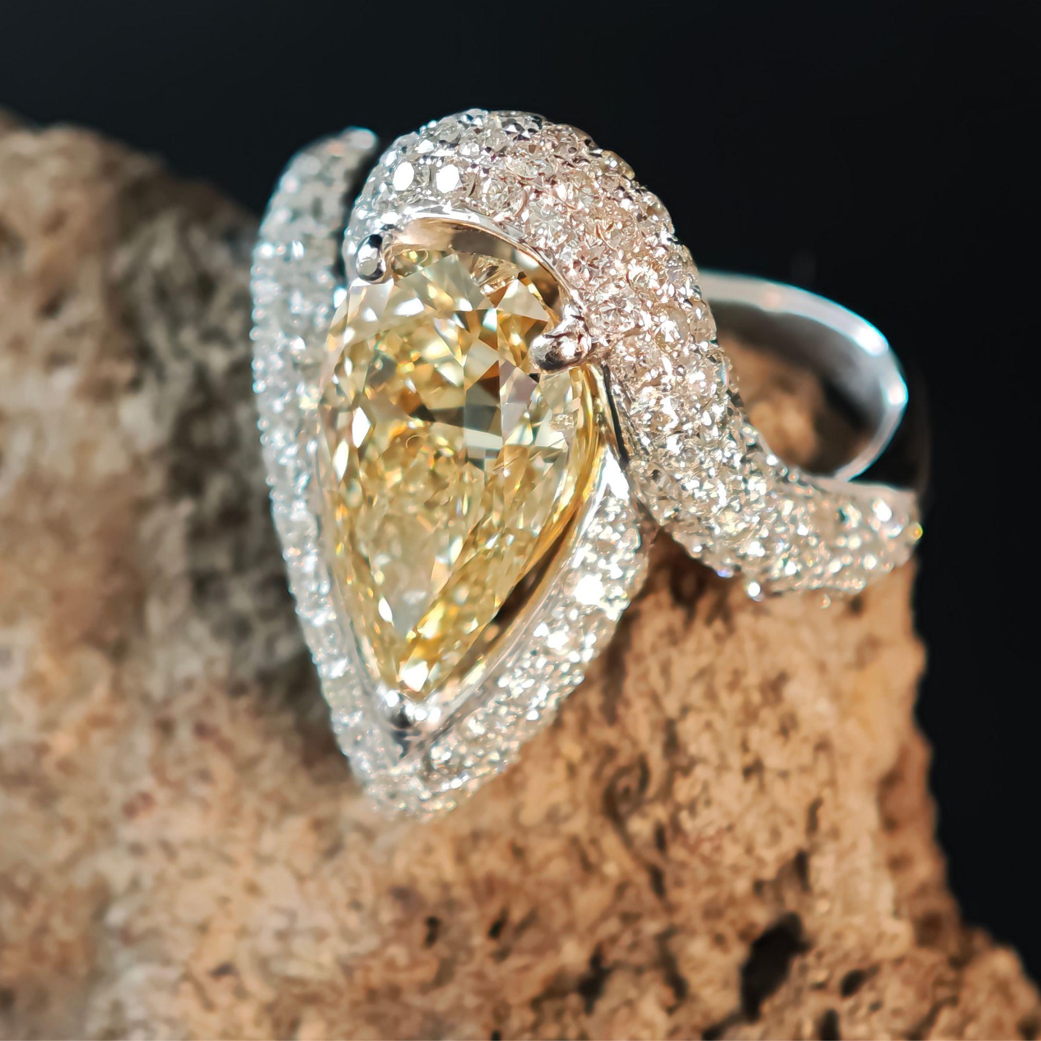 Anillo de diamantes naturales de color fantasía GIA en forma de pera de 3,70 ct y diamantes blancos de 2,80 ct en venta 3