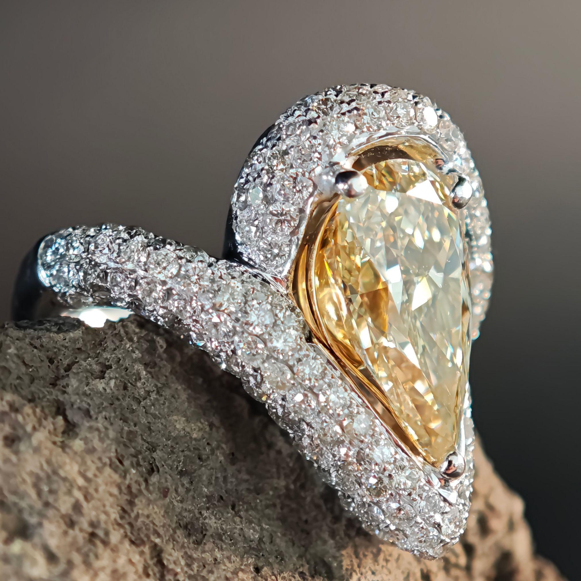 Anillo de diamantes naturales de color fantasía GIA en forma de pera de 3,70 ct y diamantes blancos de 2,80 ct en venta 4