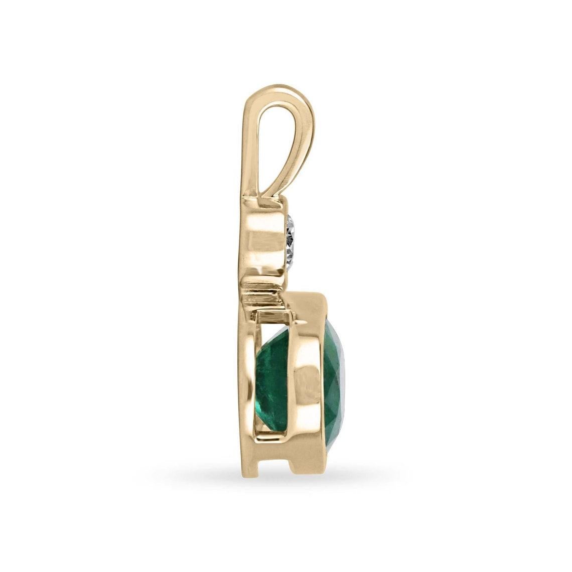 Erhöhen Sie Ihren Stil mit unserem exquisiten Anhänger mit Smaragd und Diamanten, ein wahres Zeugnis zeitloser Schönheit. Das Herzstück dieses atemberaubenden Schmuckstücks ist ein fesselnder Smaragd im Ovalschliff, der horizontal in luxuriöses