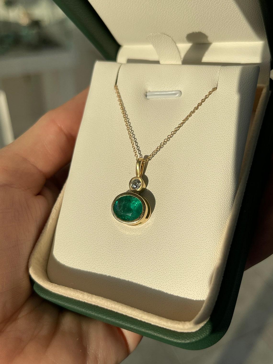 3,70tcw 14K Dunkelgrüner ovaler Smaragd & Diamant-Anhänger in Lünette gefasst Moderne Halskette im Zustand „Neu“ im Angebot in Jupiter, FL