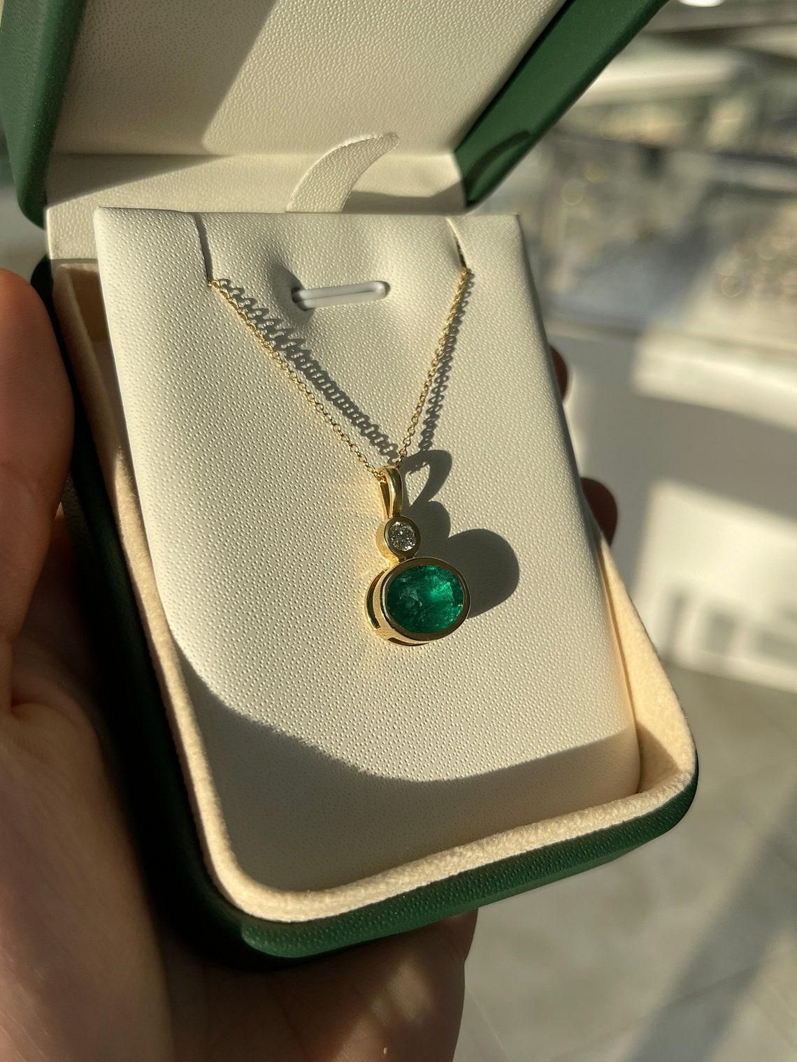 3,70tcw 14K Dunkelgrüner ovaler Smaragd & Diamant-Anhänger in Lünette gefasst Moderne Halskette für Damen oder Herren im Angebot