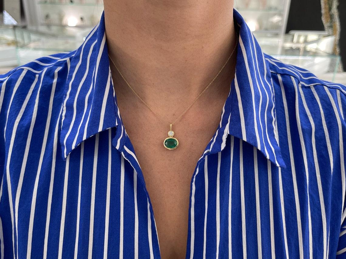 3,70tcw 14K Dunkelgrüner ovaler Smaragd & Diamant-Anhänger in Lünette gefasst Moderne Halskette im Angebot 1