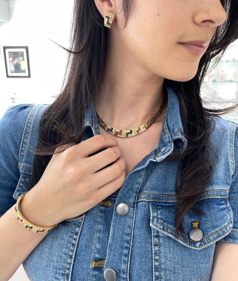 Estilo de engaste: Canal/Pave
Material del engaste: Oro amarillo de 18 quilates
Peso de ajuste: 48,7 gramos

Piedra principal: Zafiro
Cuenta: 10
Forma Princesa
Peso aproximado: 1.65 quilates (total)
Claridad: Semitransparente
Color: Azul
Lustre: