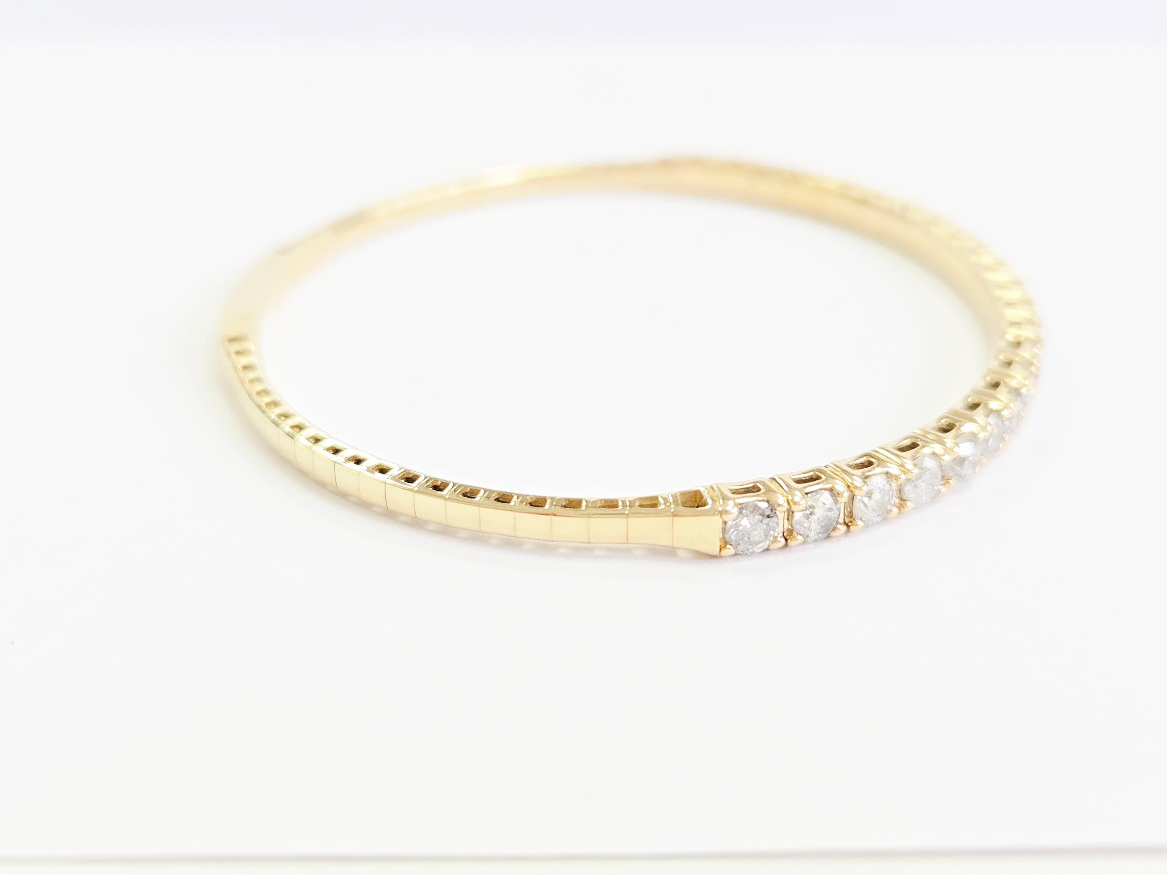 3.71 Carat Flexible Bangle Natural Diamond Yellow Gold 14 Karat Corte redondo en venta