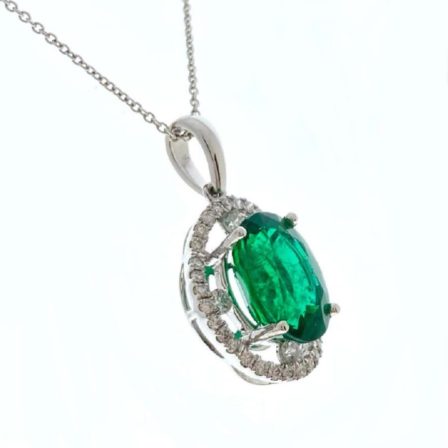 Dieser elegante Anhänger besticht durch einen ovalen grünen Smaragd von 3,71 Karat, der für seinen satten, leuchtenden Farbton und seine außergewöhnliche Klarheit bekannt ist. Der Smaragd ist von einem schillernden Halo aus 37 runden Diamanten von
