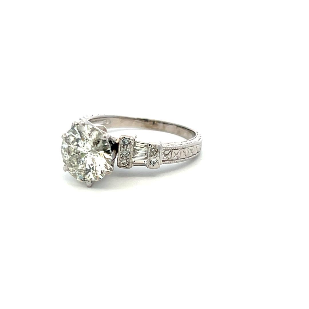 Bague de fiançailles en platine avec diamant rond et baguette de 3,71 carats en vente 1