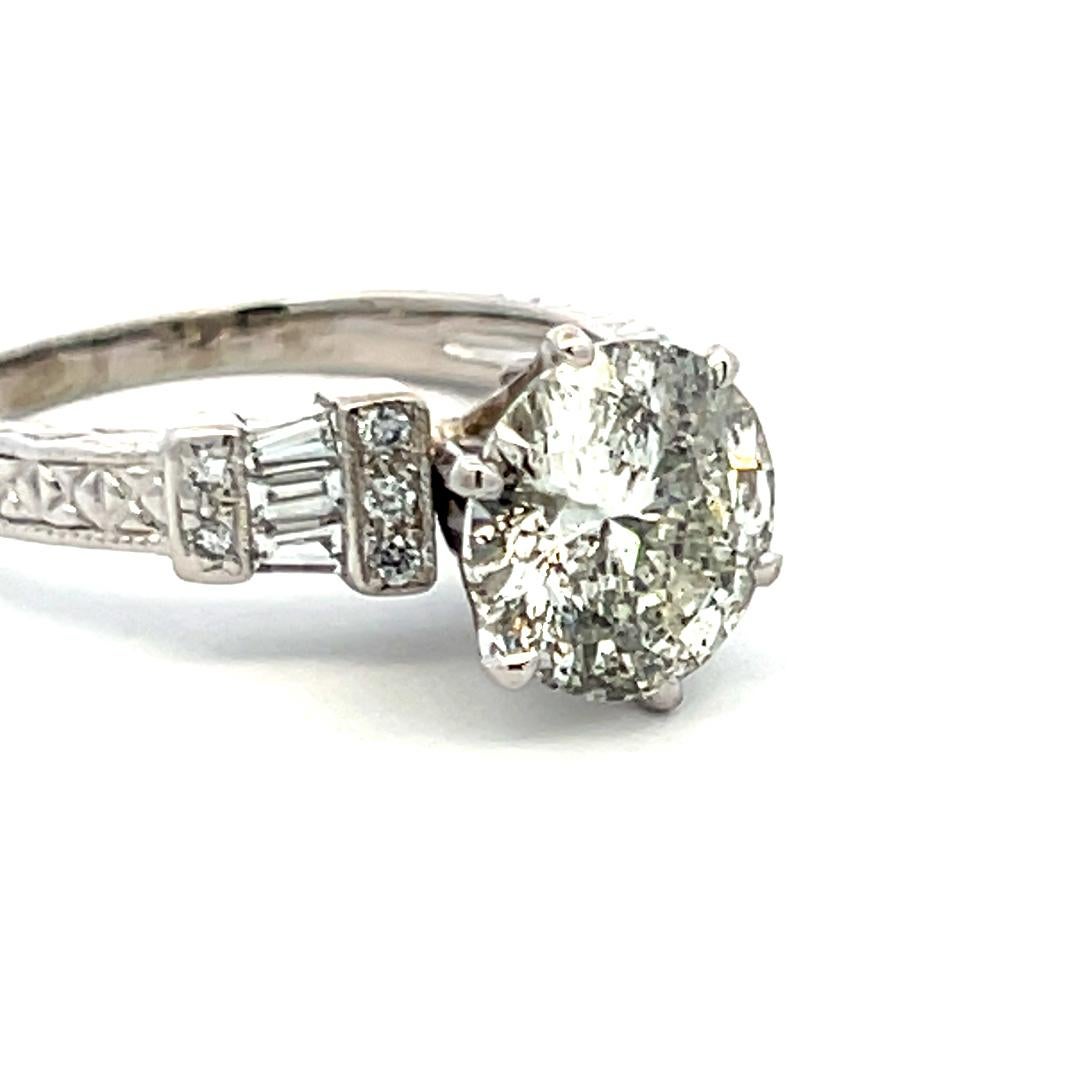 Bague de fiançailles en platine avec diamant rond et baguette de 3,71 carats en vente 3