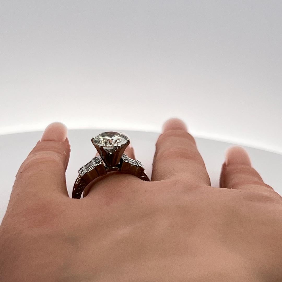 Bague de fiançailles en platine avec diamant rond et baguette de 3,71 carats en vente 4