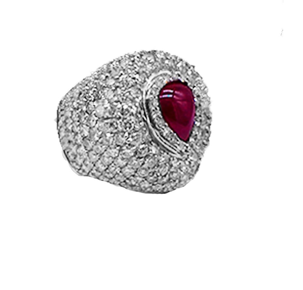 Bague de qualité en or blanc 18 carats, ornée d'un rubis serti en biseau et entouré d'un dôme de diamants. L'anneau a un grand diamètre et est serti de diamants de qualité.

Le rubis est taillé en cabochon en forme de poire et mesure 8,12 x 9,30 x