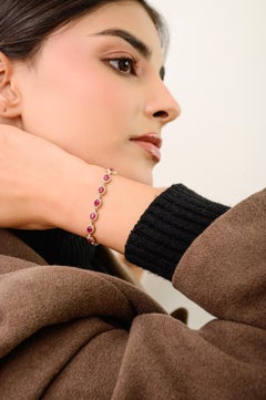 Bracciale tennis con diamanti e rubini ovali naturali da 3,71 carati in oro giallo 18 carati