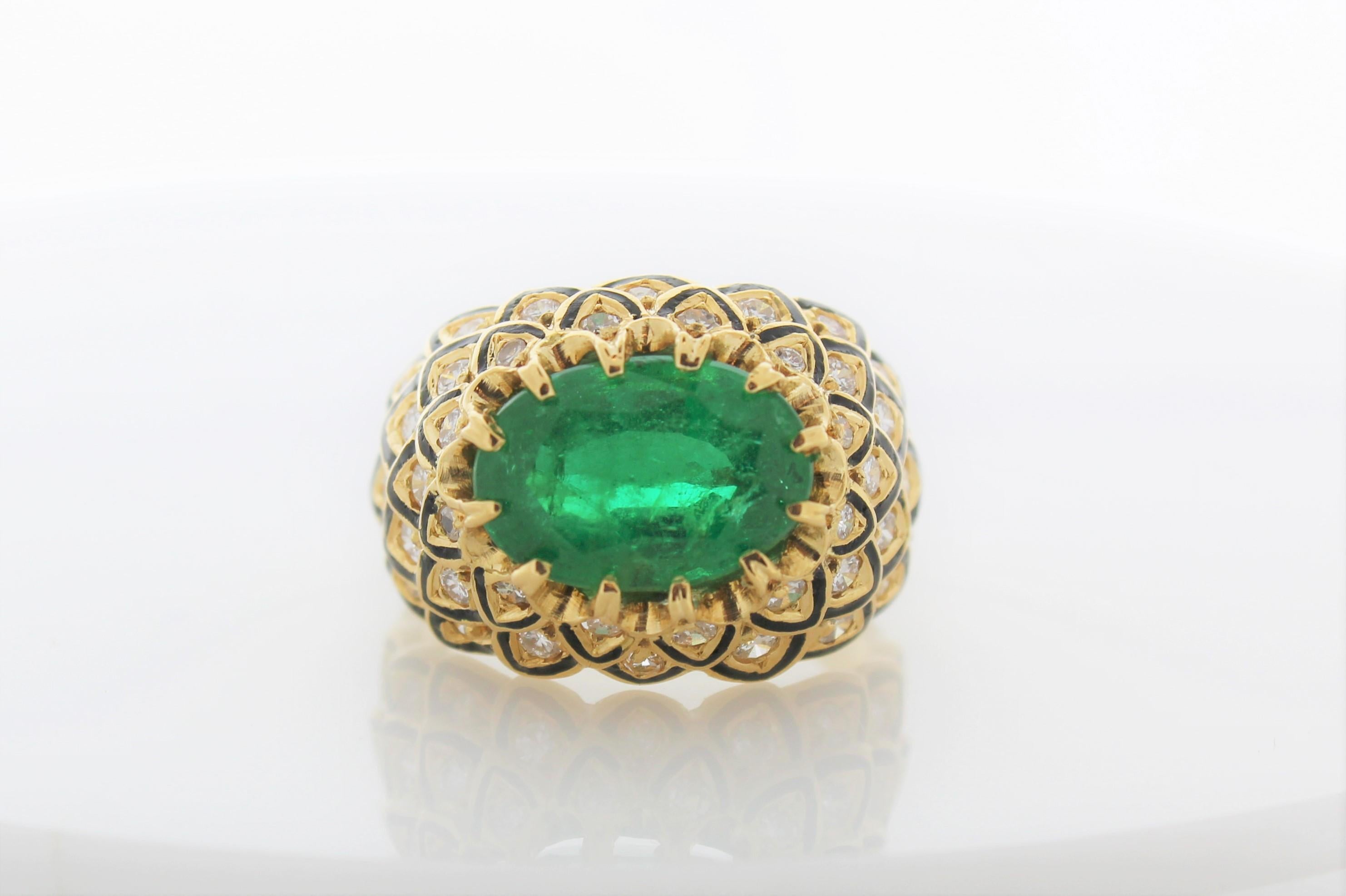 3,71 Ovaler Smaragd- und Diamantring aus 18 Karat Gelbgold (Kissenschliff) im Angebot