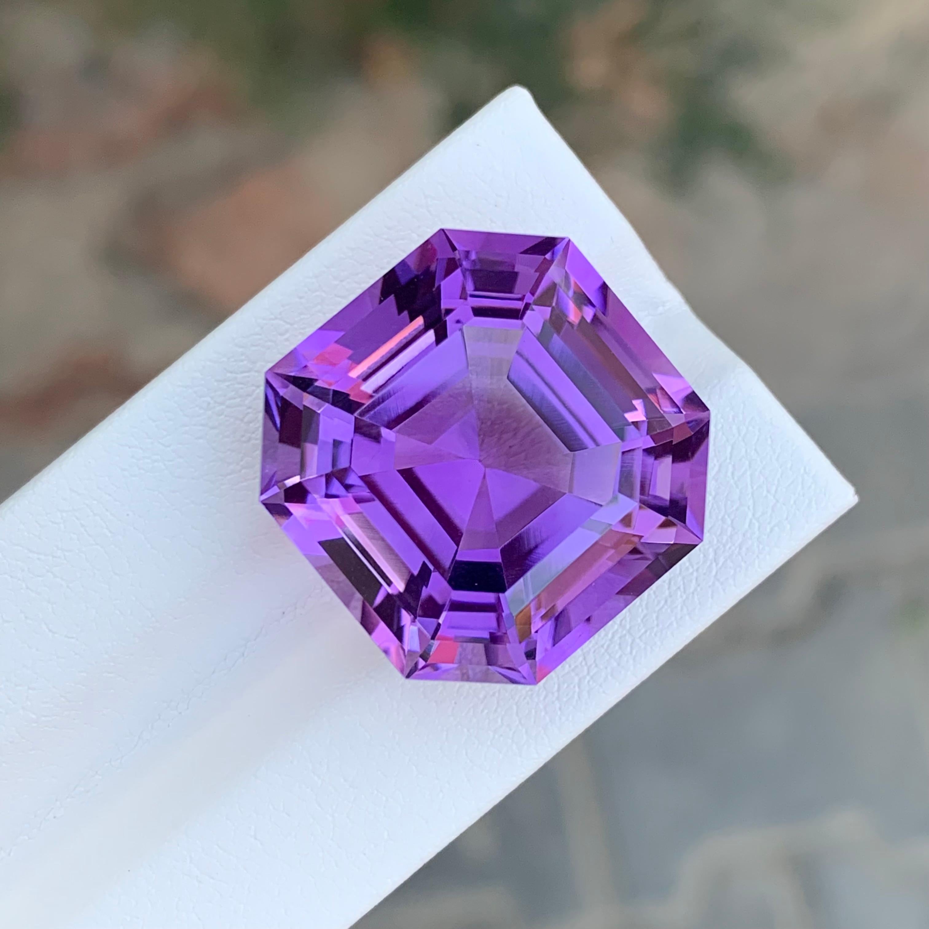 Pierre : Améthyste

Poids : 37,15 carats
Dimension : 21 x 20 x 14,8 mm
Origine : Brésil
Forme : Octogone 
Couleur : violet
Traitement : Non
Certificat : Sur demande du client

L'améthyste, une étonnante variété de quartz violet, est connue non
