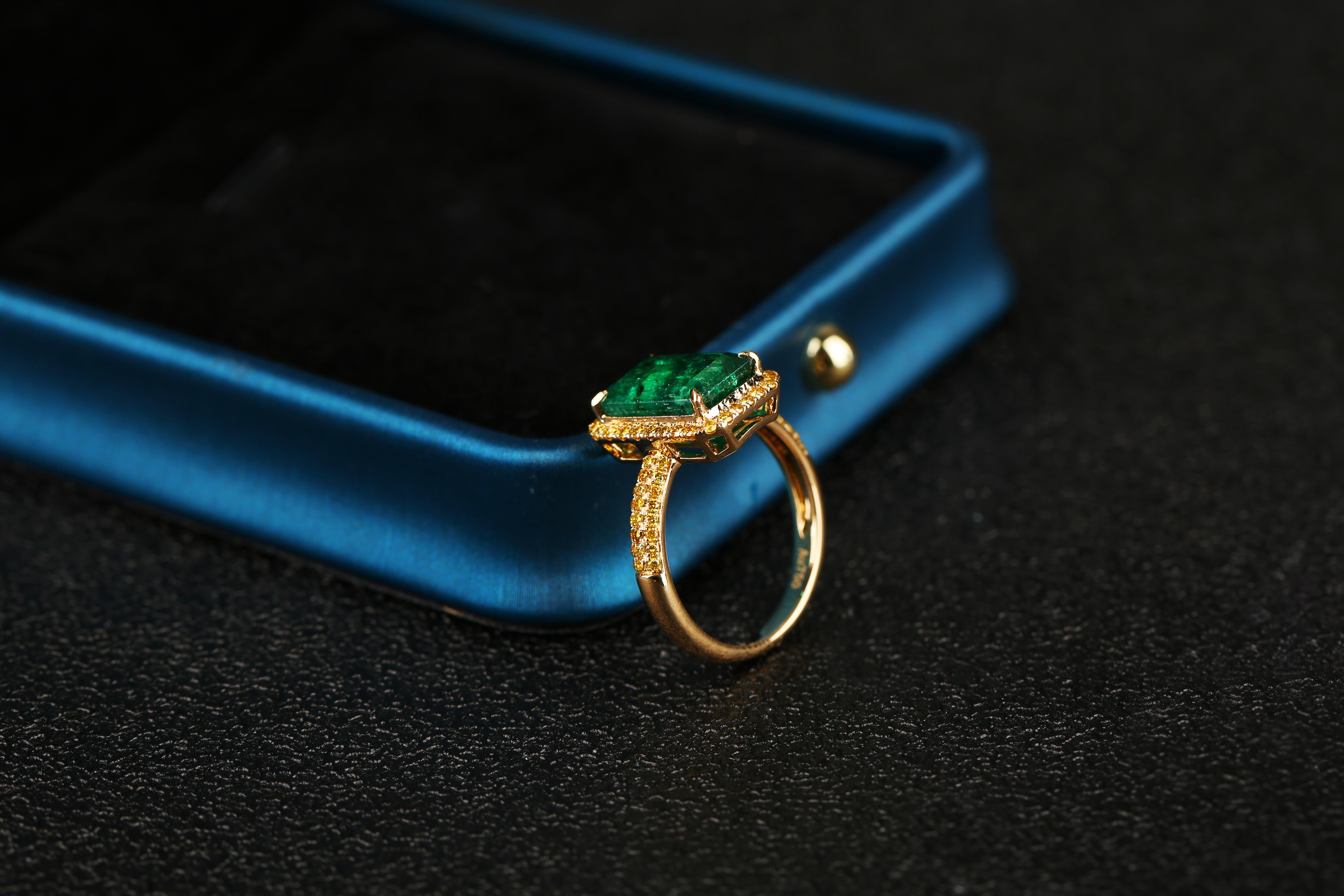 Contemporain Eostre Bague en or jaune 18 carats avec émeraude vert vif et diamants jaunes en vente