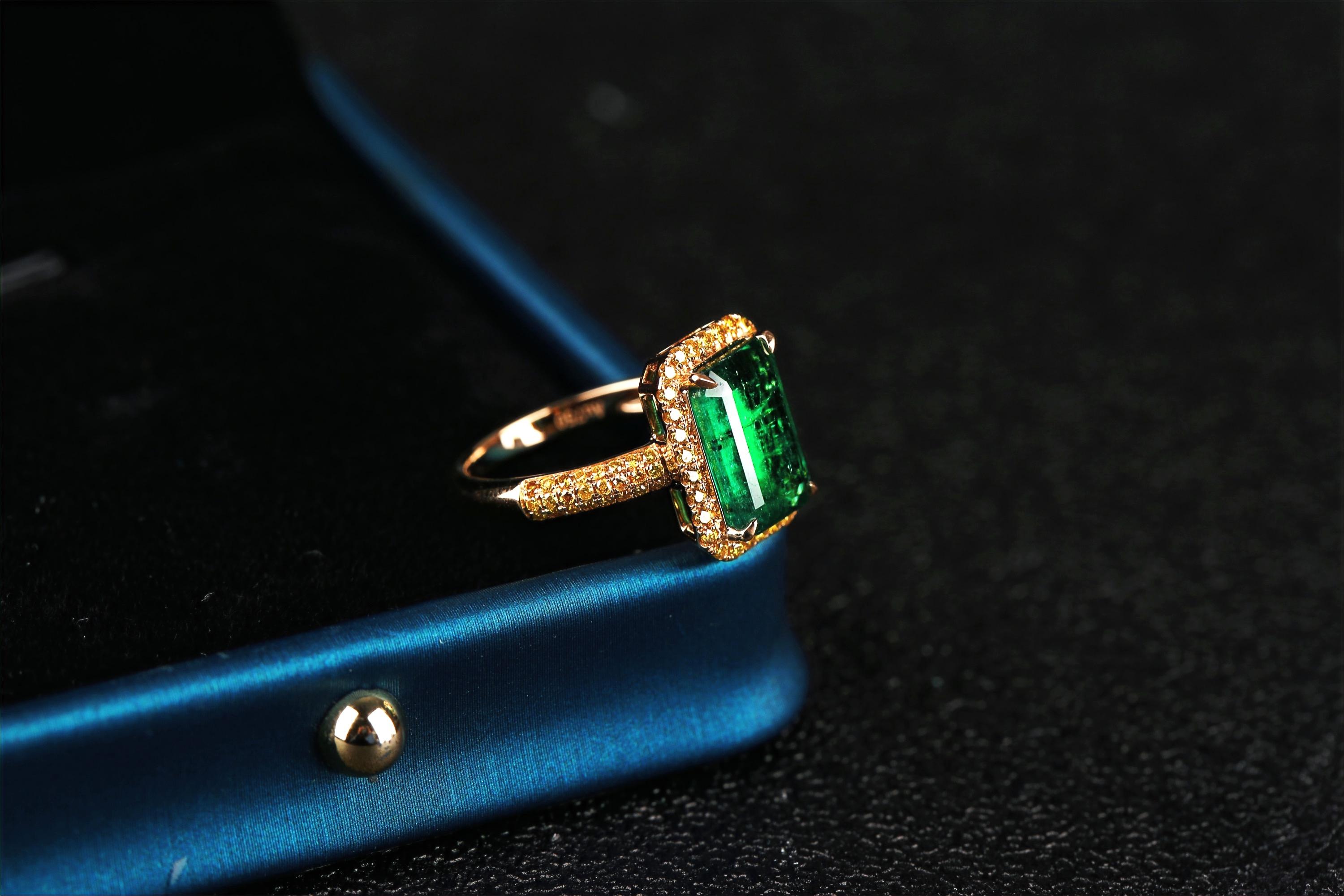 Taille brillant Eostre Bague en or jaune 18 carats avec émeraude vert vif et diamants jaunes en vente