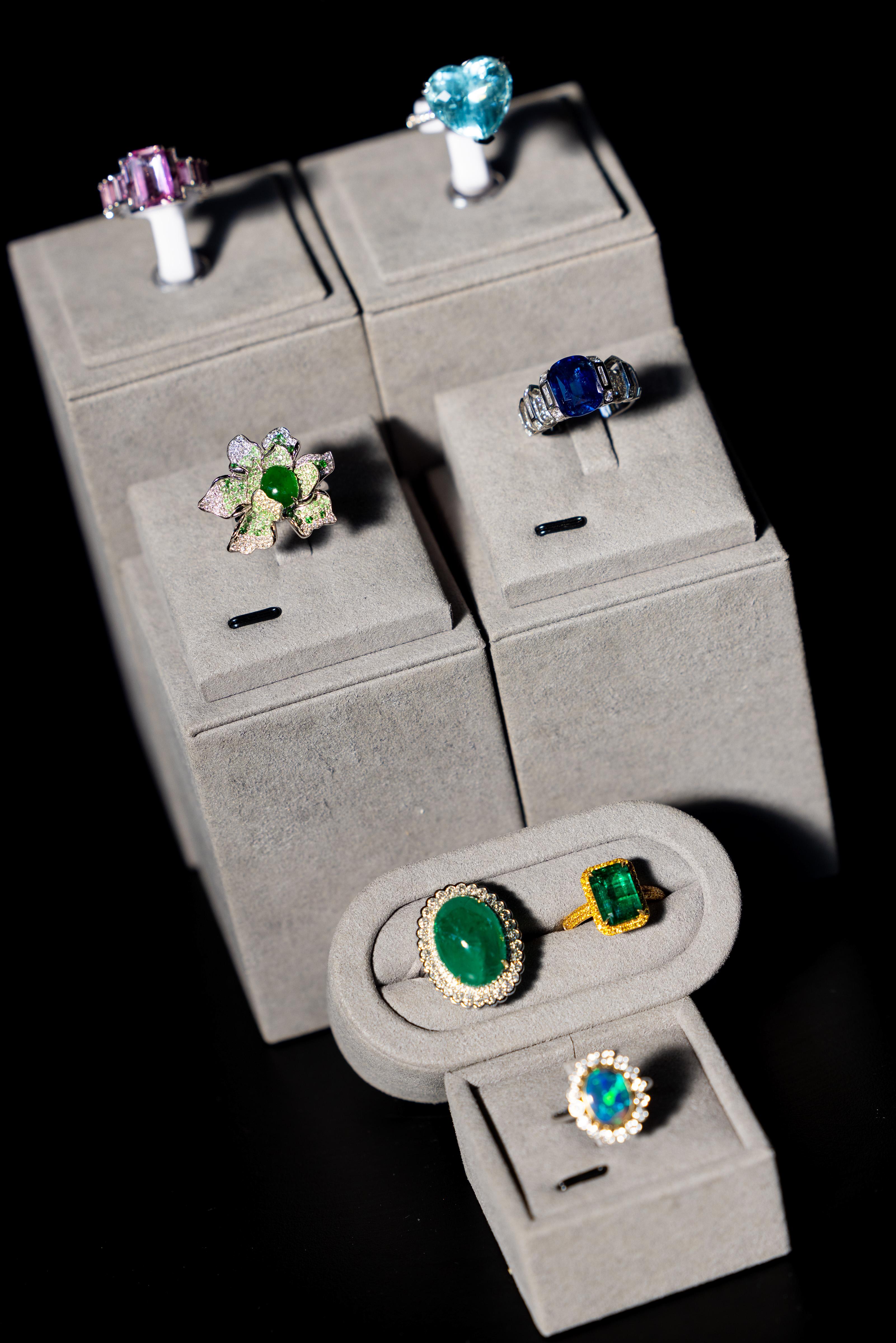 Eostre Bague en or jaune 18 carats avec émeraude vert vif et diamants jaunes Unisexe en vente