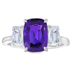 Anillo de platino con zafiro púrpura y diamantes en cojín de 3,72 quilates