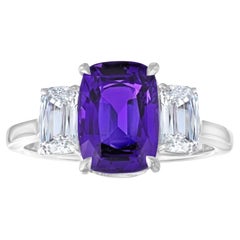 Anello in platino con zaffiro viola a cuscino e diamante da 3,72 carati