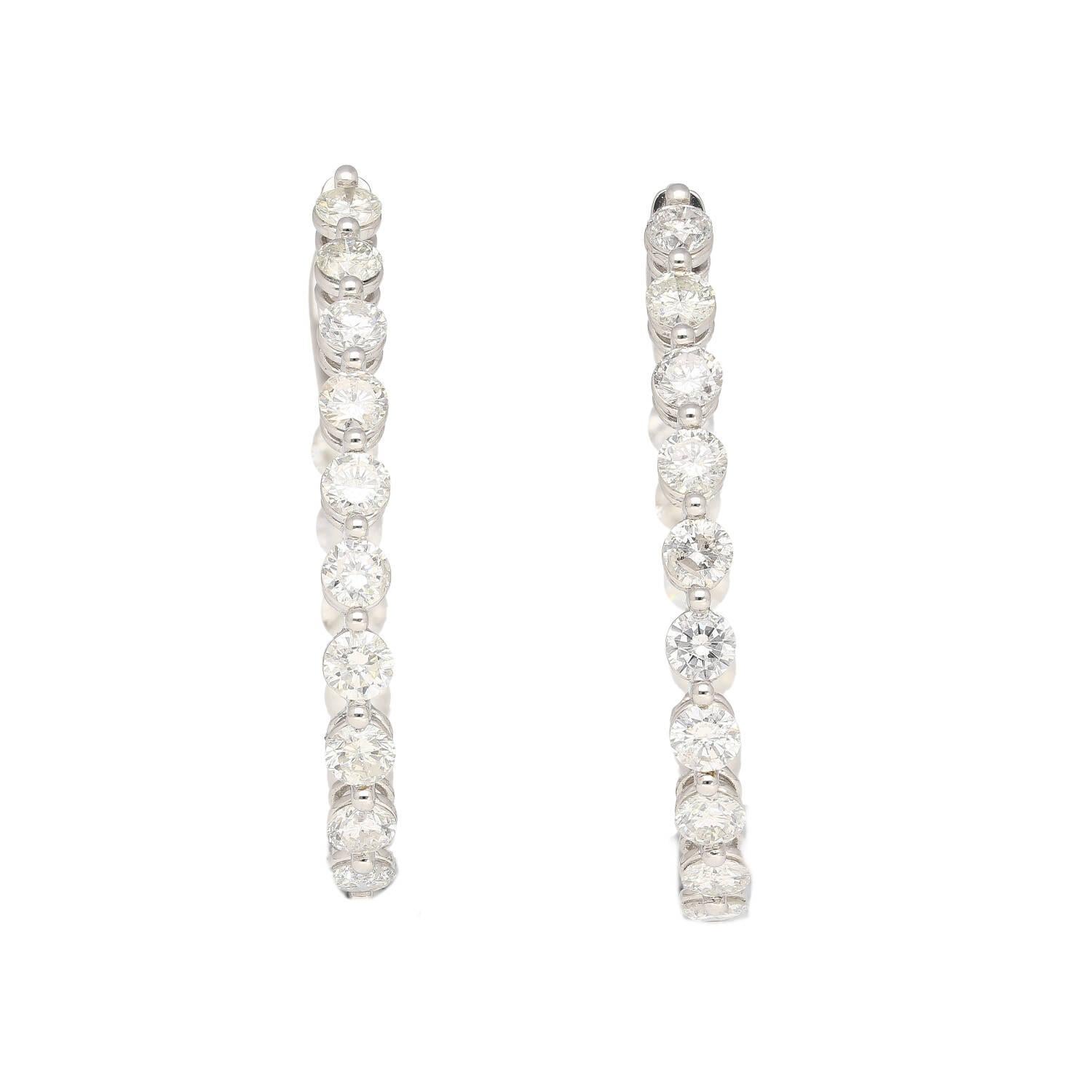 Orecchini a cerchio per l'eternità con diamante naturale da 3,72 cttw. Gli orecchini sono impreziositi da 34 diamanti rotondi incastonati, che girano intorno al cerchio stesso, dando agli orecchini un effetto scintillante su due lati. Gli orecchini