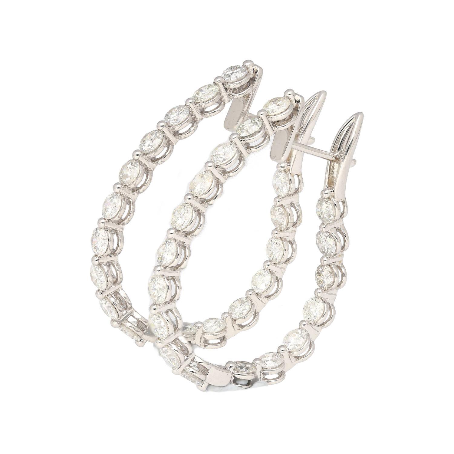Contemporaneo Orecchini a cerchio a eternità con diamante da 3,72 carati in oro bianco 18 carati in vendita