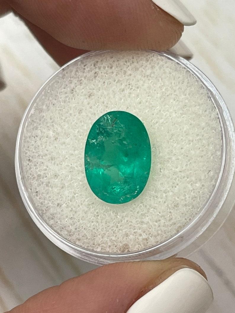 Piedra: Esmeralda
Peso: 3,72 quilates
Forma: Corte Oval
Claridad: Semitransparente
Lustre: Muy bueno
Color: Verde oscuro medio
Medidas: 11,99 mm x 8,64 mm x 6,26 mm
Origen geográfico: Colombia
Tratamiento: Natural, Engrasado

Observaciones: Debido a