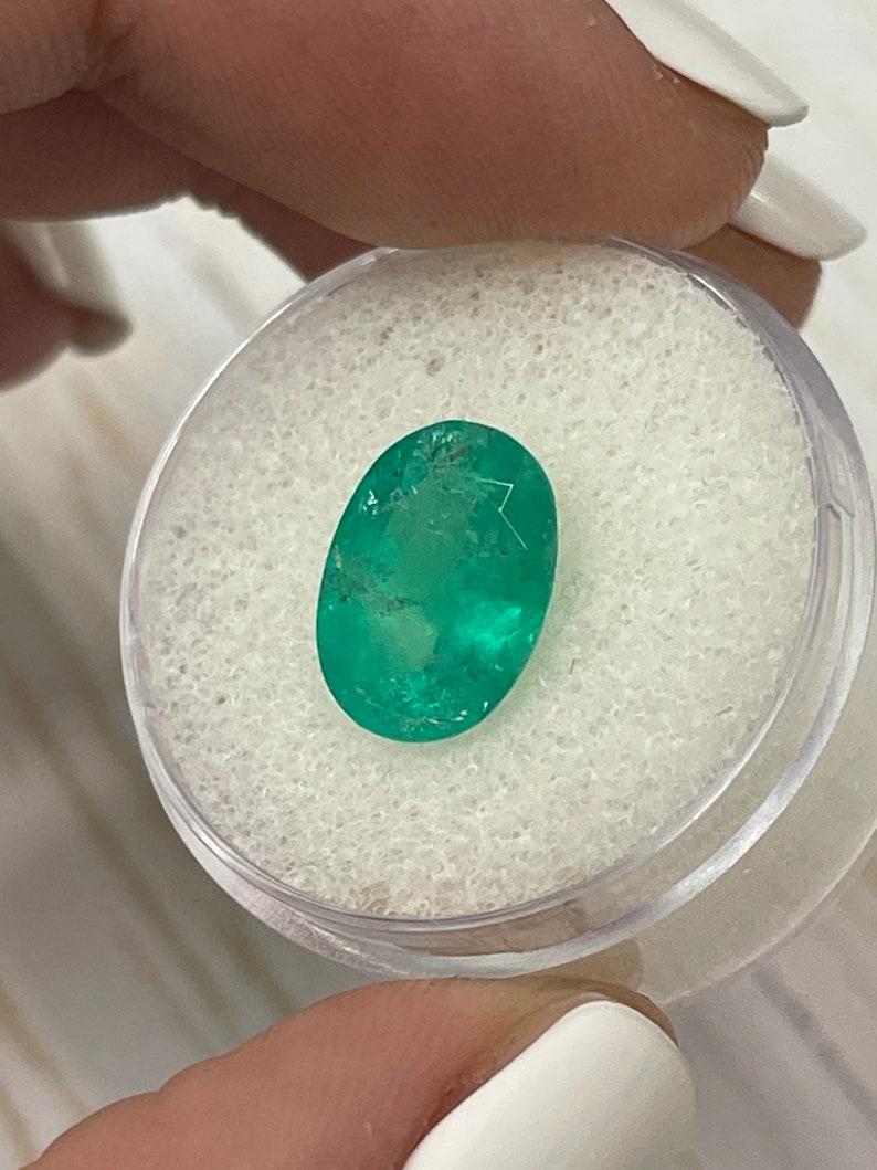 Esmeralda colombiana verde terroso de 3.72 quilates talla oval - Gema del mes de mayo Moderno en venta