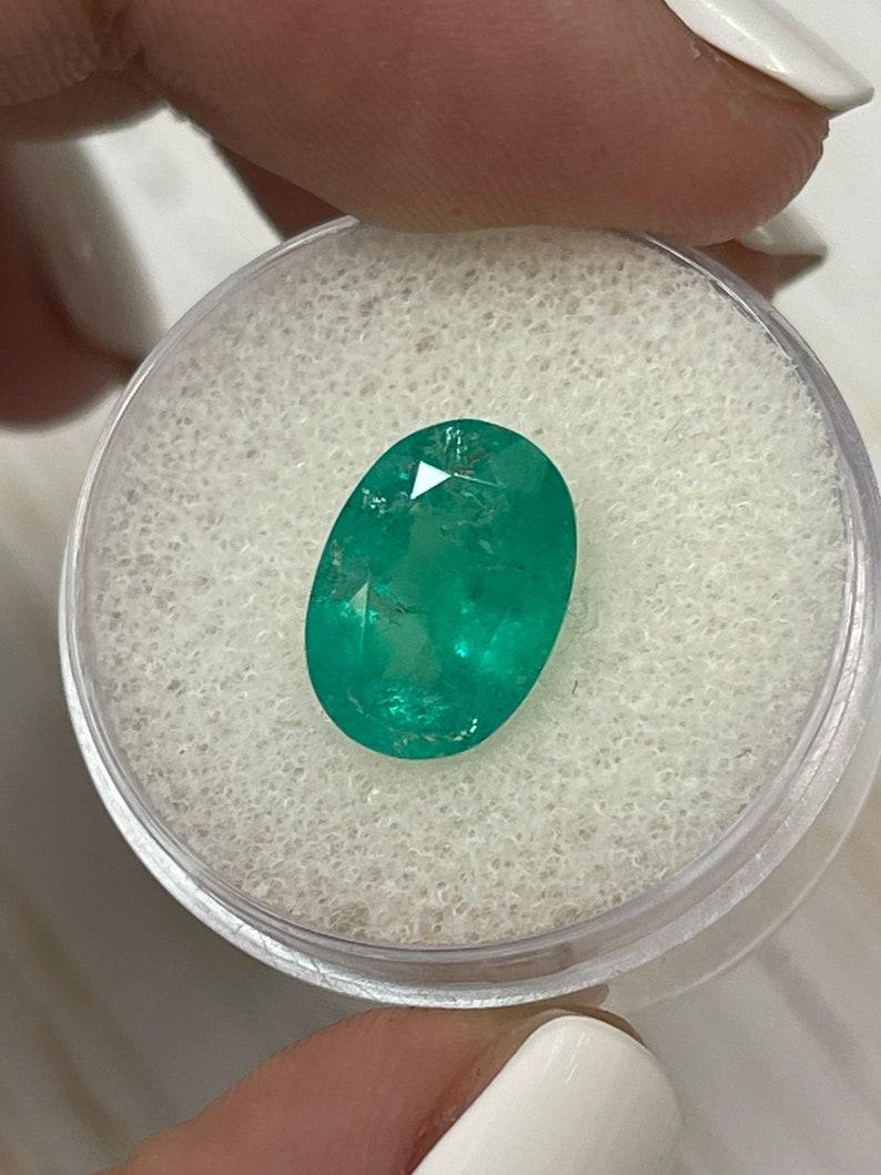 Esmeralda colombiana verde terroso de 3.72 quilates talla oval - Gema del mes de mayo Corte oval en venta
