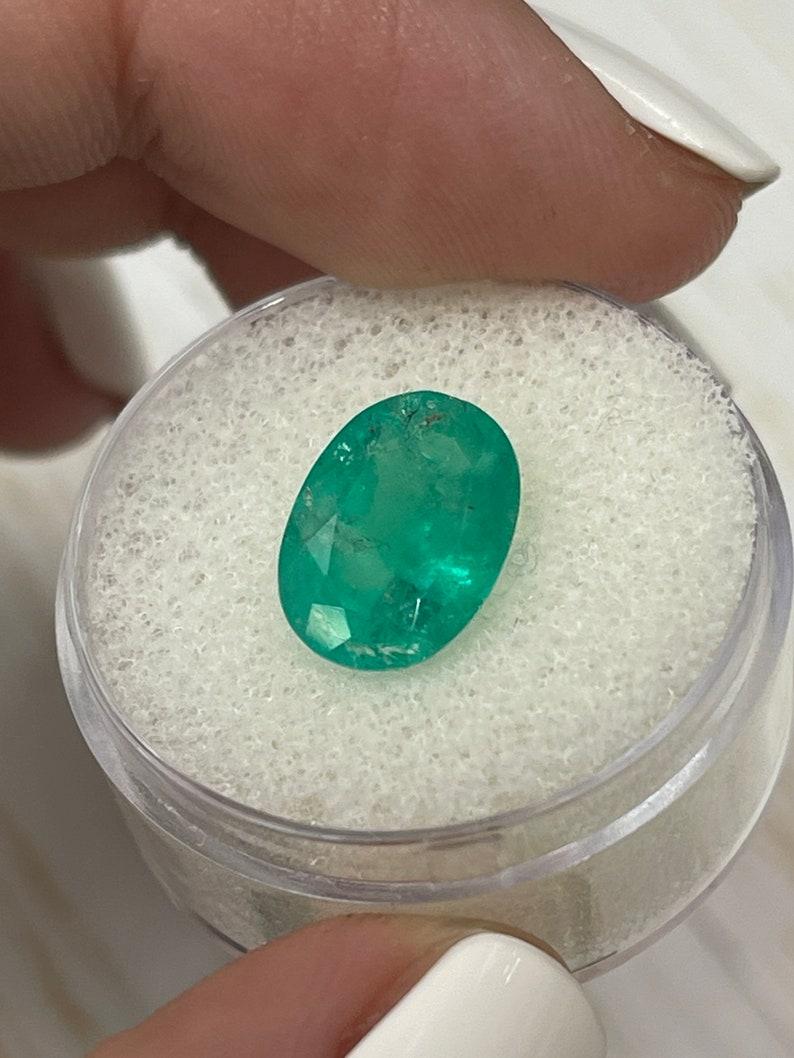 Esmeralda colombiana verde terroso de 3.72 quilates talla oval - Gema del mes de mayo en Nuevo estado para la venta en Jupiter, FL