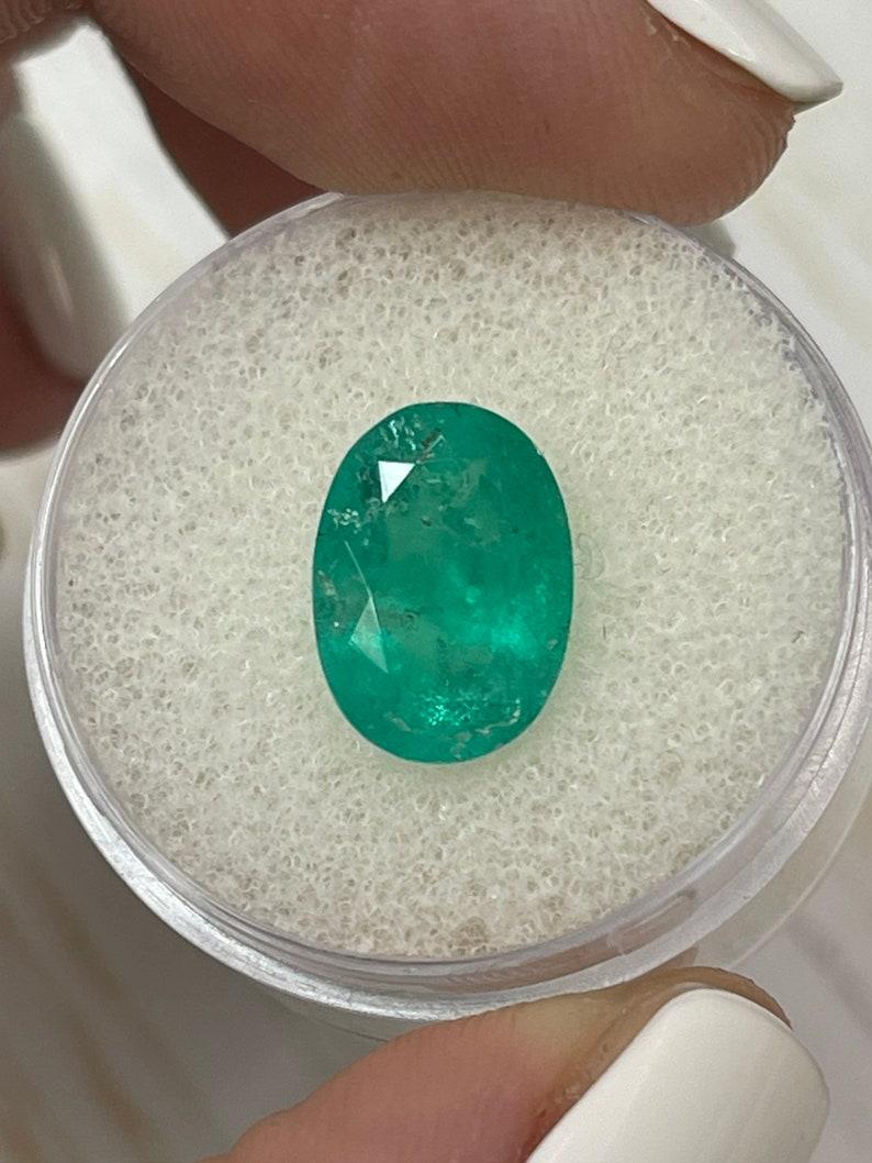 Esmeralda colombiana verde terroso de 3.72 quilates talla oval - Gema del mes de mayo en venta 1