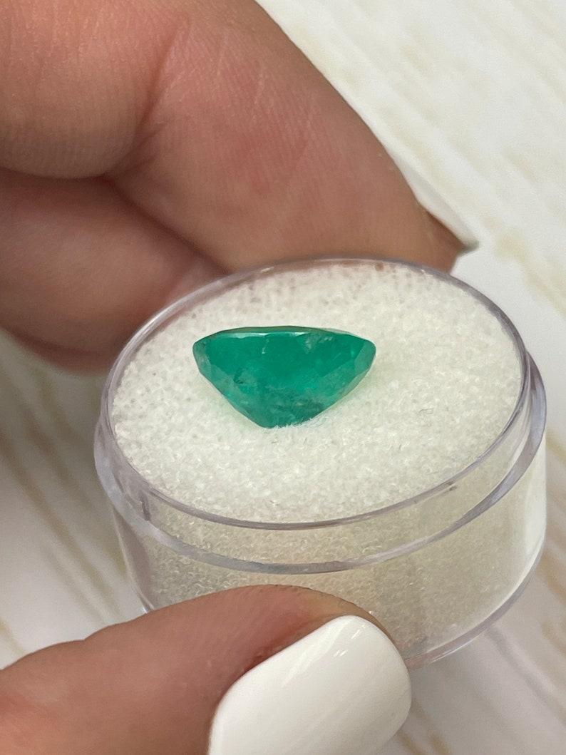 Esmeralda colombiana verde terroso de 3.72 quilates talla oval - Gema del mes de mayo en venta 2