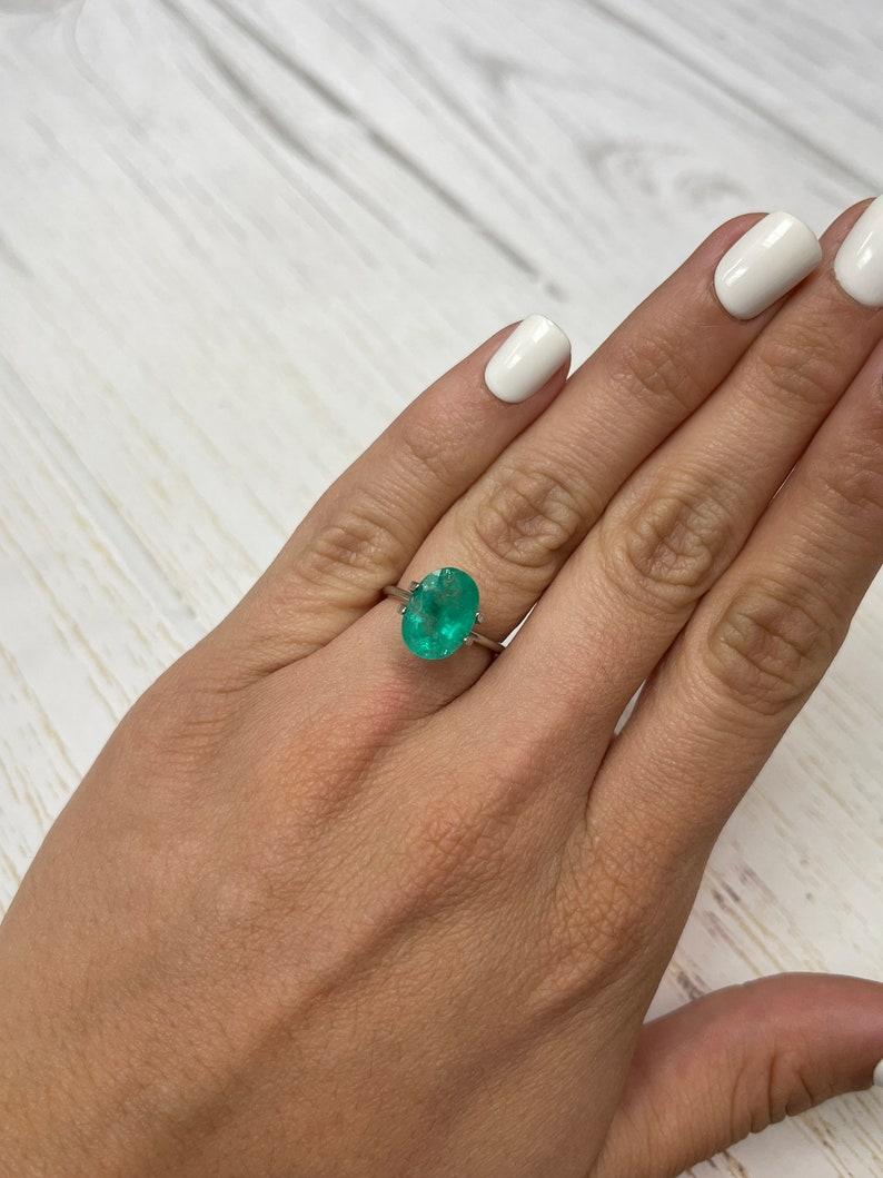 Esmeralda colombiana verde terroso de 3.72 quilates talla oval - Gema del mes de mayo en venta 3