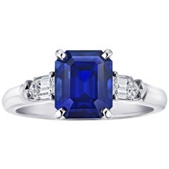 Bague en saphir bleu taille émeraude de 3,62 carats et diamants