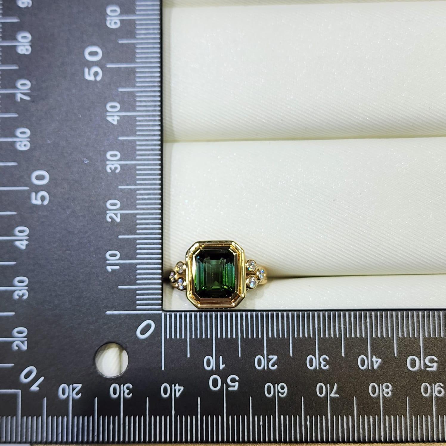 Contemporary 3.72 Carat Green Tourmaline Cocktail Ring in 18K Yellow Gold For Sale