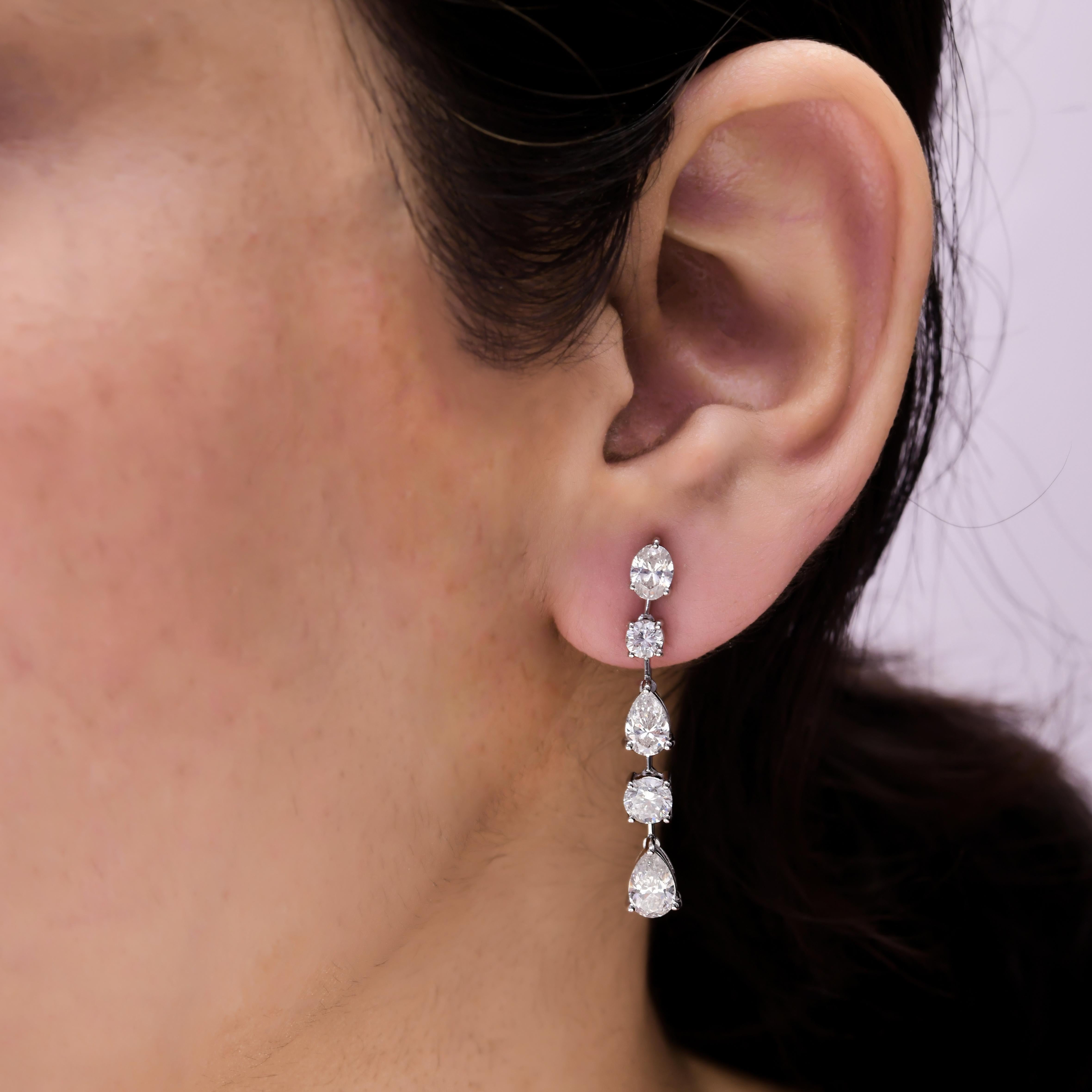 Orecchini a goccia in oro bianco 18k da 3,72 carati a forma mista SI/H Diamante H. H.
Gli orecchini presentano una disposizione verticale a goccia con diamanti rotondi a taglio brillante e a taglio pera alternati.
I diamanti sono un simbolo
