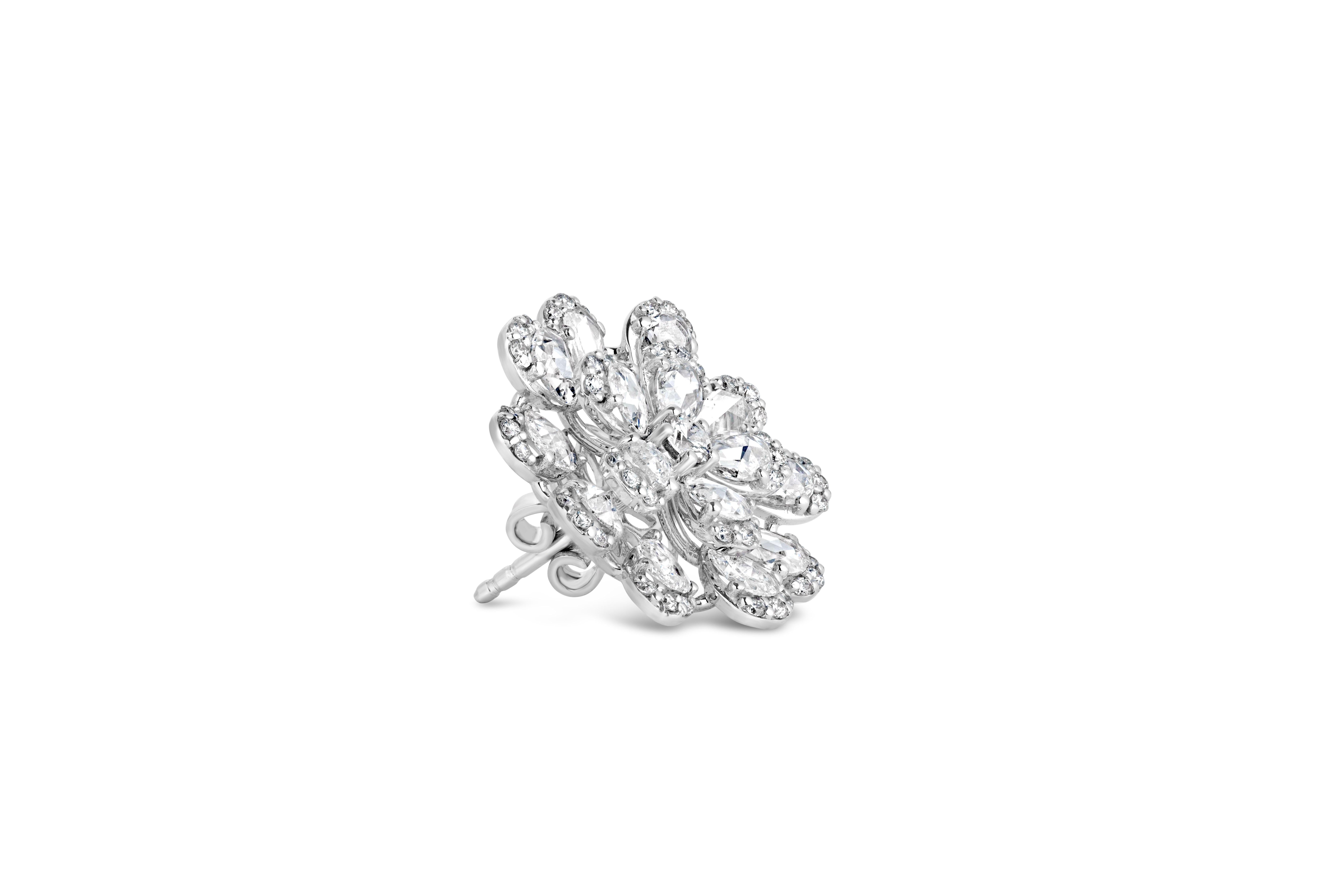 Voici nos Blossom Eleg, une paire étonnante qui allie l'élégance intemporelle des diamants ronds au charme unique des diamants rocaille. Ces boucles d'oreilles exquises présentent un diamant rond d'un poids total de 0,86 carats et un époustouflant