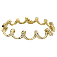 Pulsera tipo espiral con diamantes engastados en canal, de 3,72 quilates en total, en oro amarillo de 18 quilates